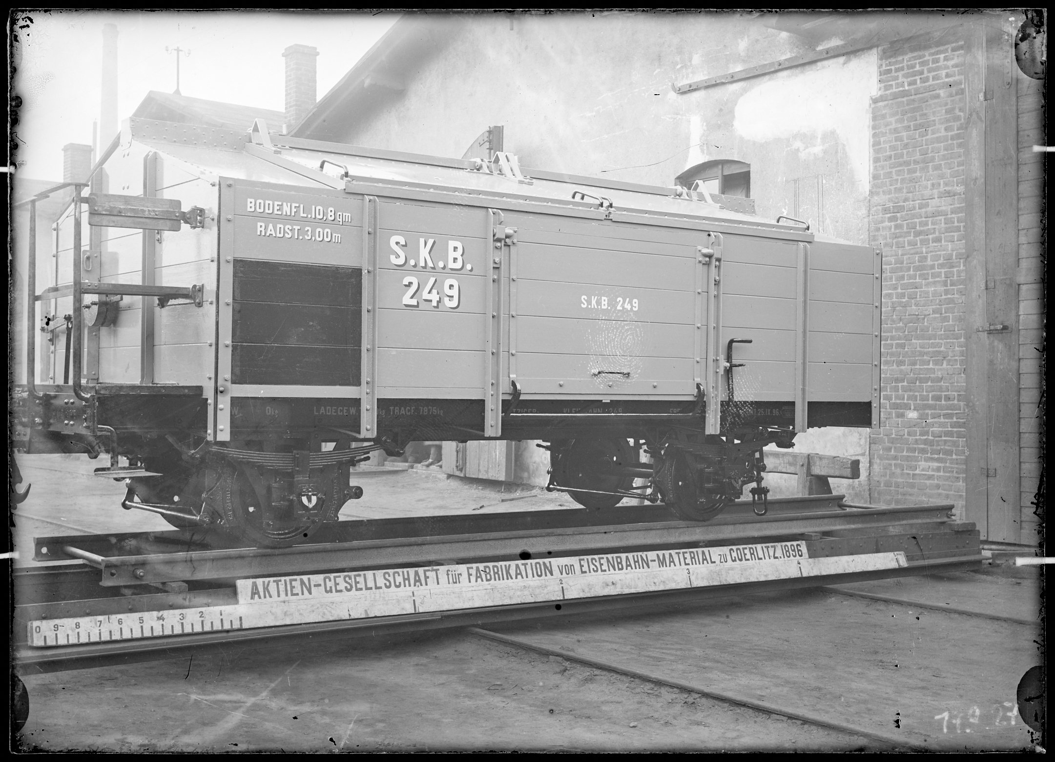 Fotografie: zweiachsiger gedeckter Kleinbahn-Güterwagen (Schrägansicht, Spurweite: 1000 mm), 1896. Aktiengesellschaft Saatziger Kleinbahnen (S.K.B.) (Verkehrsmuseum Dresden CC BY-NC-SA)