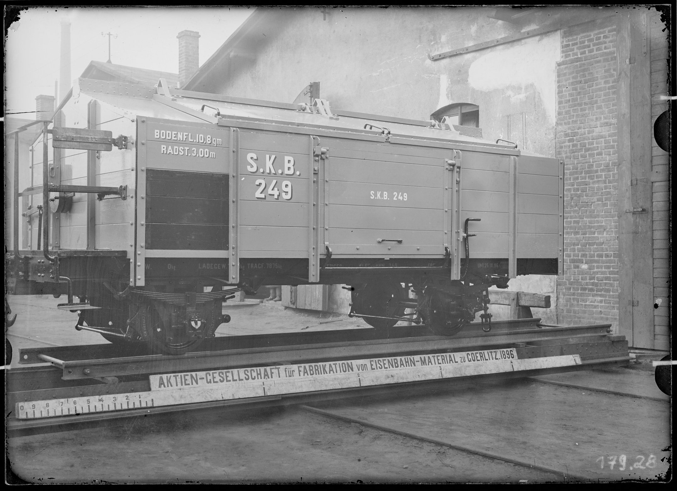 Fotografie: zweiachsiger gedeckter Kleinbahn-Güterwagen (Schrägansicht, Spurweite: 1000 mm), 1896. Aktiengesellschaft Saatziger Kleinbahnen (S.K.B.) (Verkehrsmuseum Dresden CC BY-NC-SA)