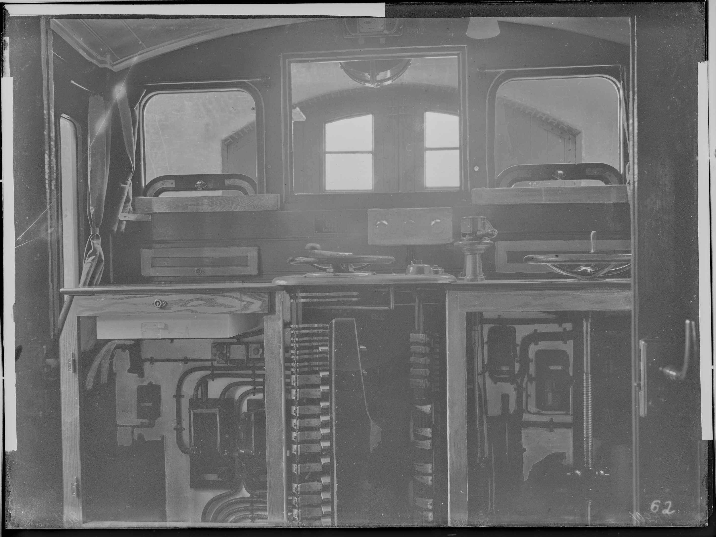 Fotografie: Akkumulator-3 Triebwagenzug pr AT3 547/547a/548, Gattung BCDPost (Innenansicht, Spurweite: 1435 mm), Führerstand, 1913. Königlich Preußisc (Verkehrsmuseum Dresden CC BY-NC-SA)