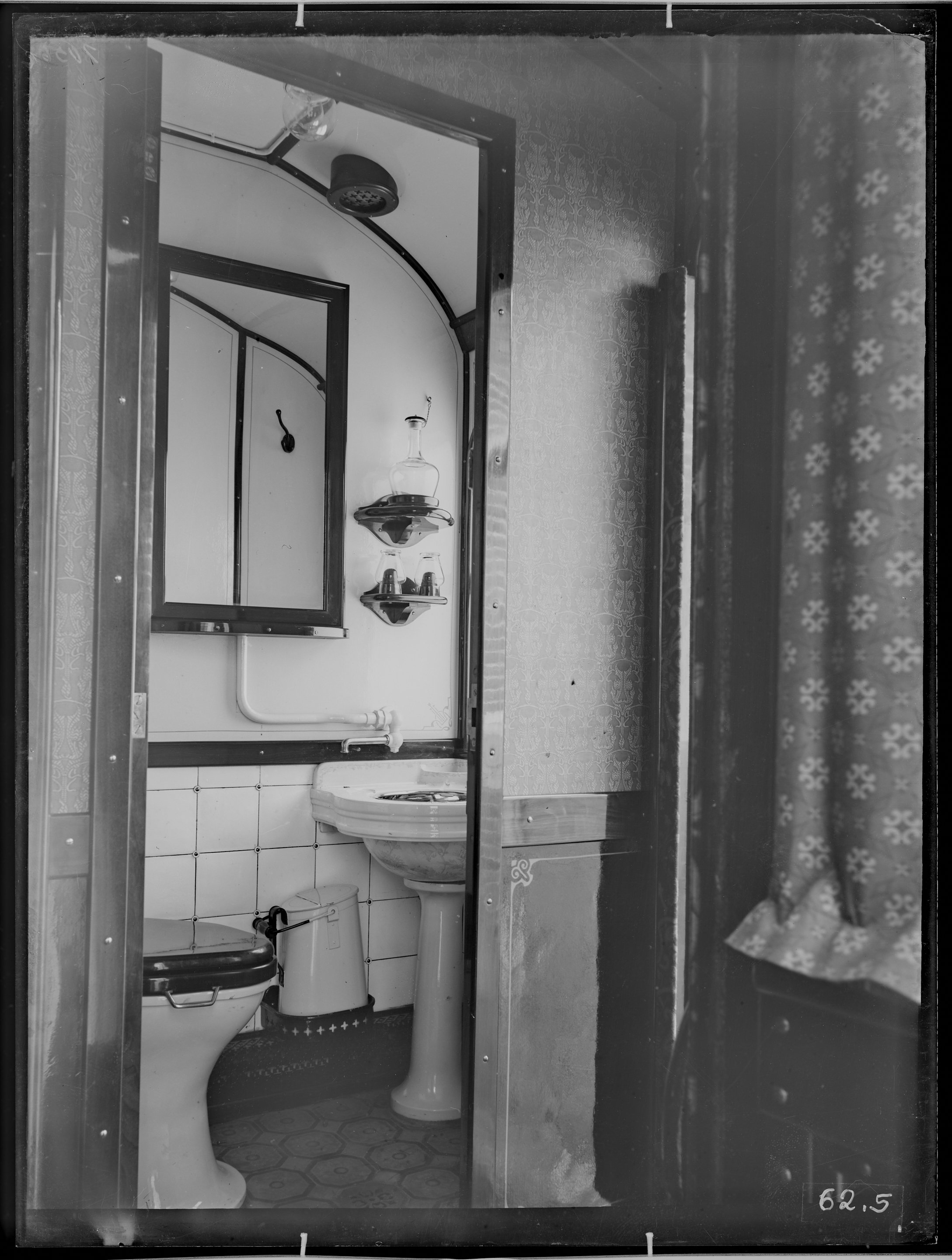 Fotografie: sechsachsiger Schlafwagen, Gattung Schlaf ü (Innenansicht, Spurweite: 1435 mm), Toilettenraum, 1913. Königlich Preußisches Eisenbahn-Zentr (Verkehrsmuseum Dresden CC BY-NC-SA)