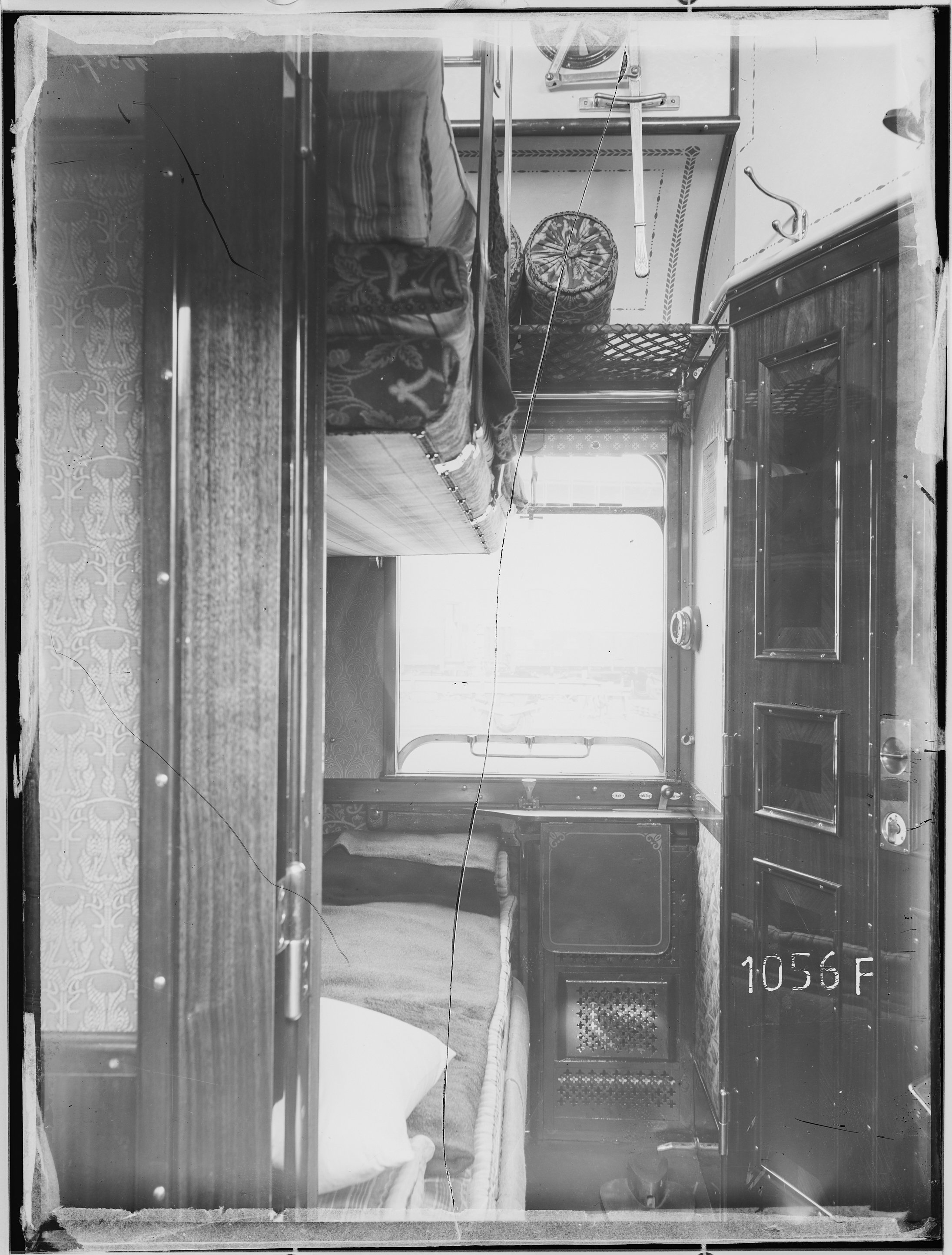 Fotografie: sechsachsiger Schlafwagen, Gattung Schlaf ü (Innenansicht, Spurweite: 1435 mm), Abteil mit Schlafeinrichtung, 1913. Königlich Preußisches  (Verkehrsmuseum Dresden CC BY-NC-SA)