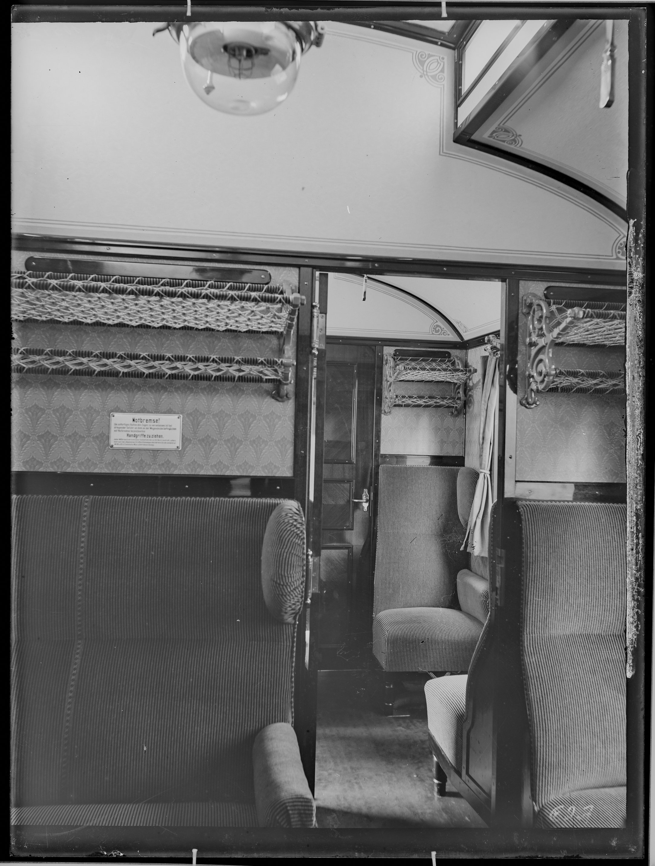 Fotografie: dreiachsiger Durchgangswagen zweiter/dritter Klasse, Gattung BC3i (Innenansicht, Spurweite: 1435 mm), Abteil zweiter Klasse, 1913. Stolper (Verkehrsmuseum Dresden CC BY-NC-SA)
