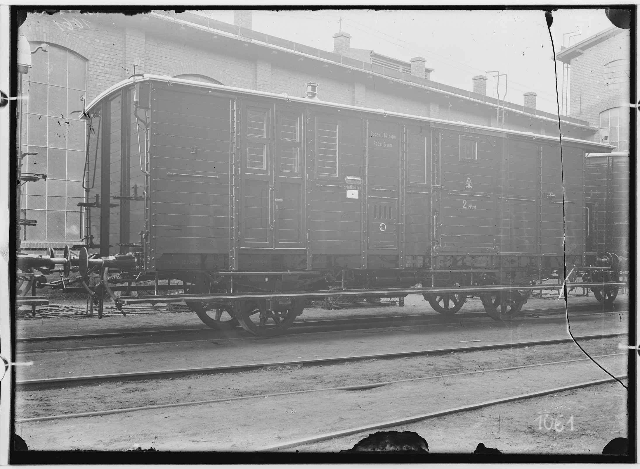 Fotografie: zweiachsiger Post- und Gepäckwagen mit Bremse, Gattung PPost (Schrägansicht, Spurweite: 1435 mm), 1913. Stolper Kreisbahn (St.K.B.) (Verkehrsmuseum Dresden CC BY-NC-SA)