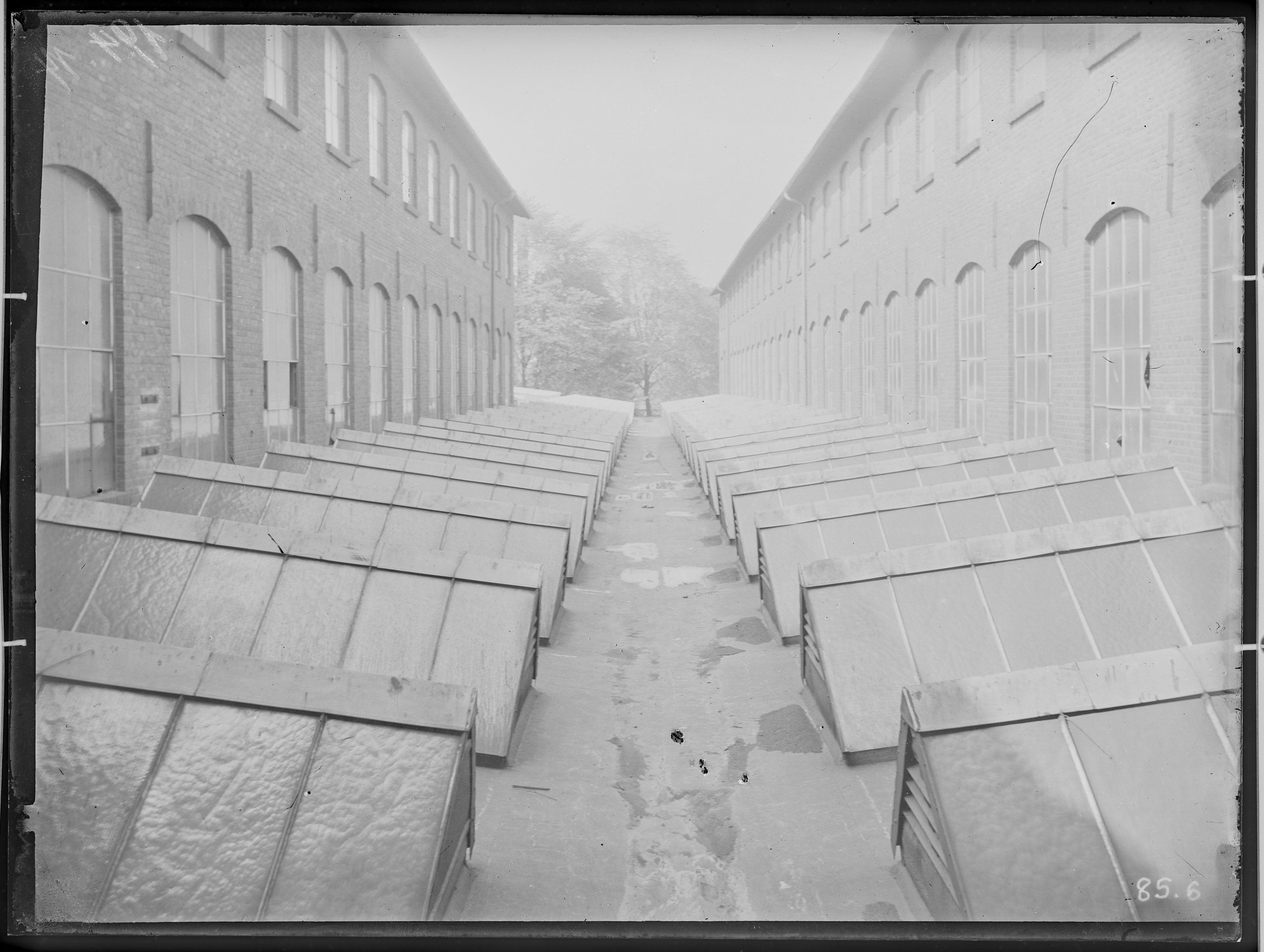 Fotografie: Werkhallen der AG für Fabrikation von Eisenbahn-Material zu Görlitz (Außenansicht), 1914. (Verkehrsmuseum Dresden CC BY-NC-SA)