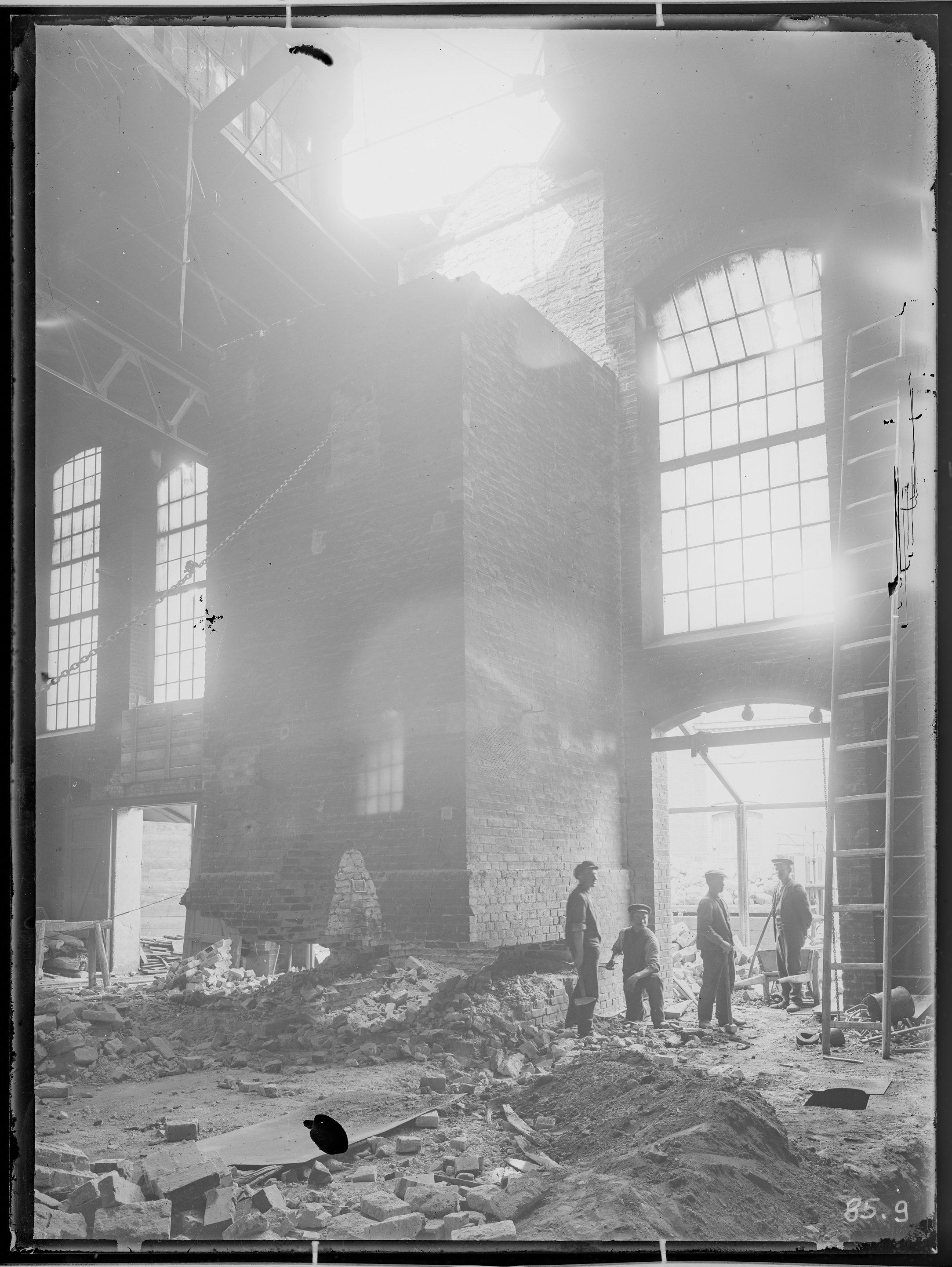 Fotografie: Werkhallen-Baustelle der AG für Fabrikation von Eisenbahn-Material zu Görlitz mit vier Arbeitern (Innenansicht), 1914. (Verkehrsmuseum Dresden CC BY-NC-SA)