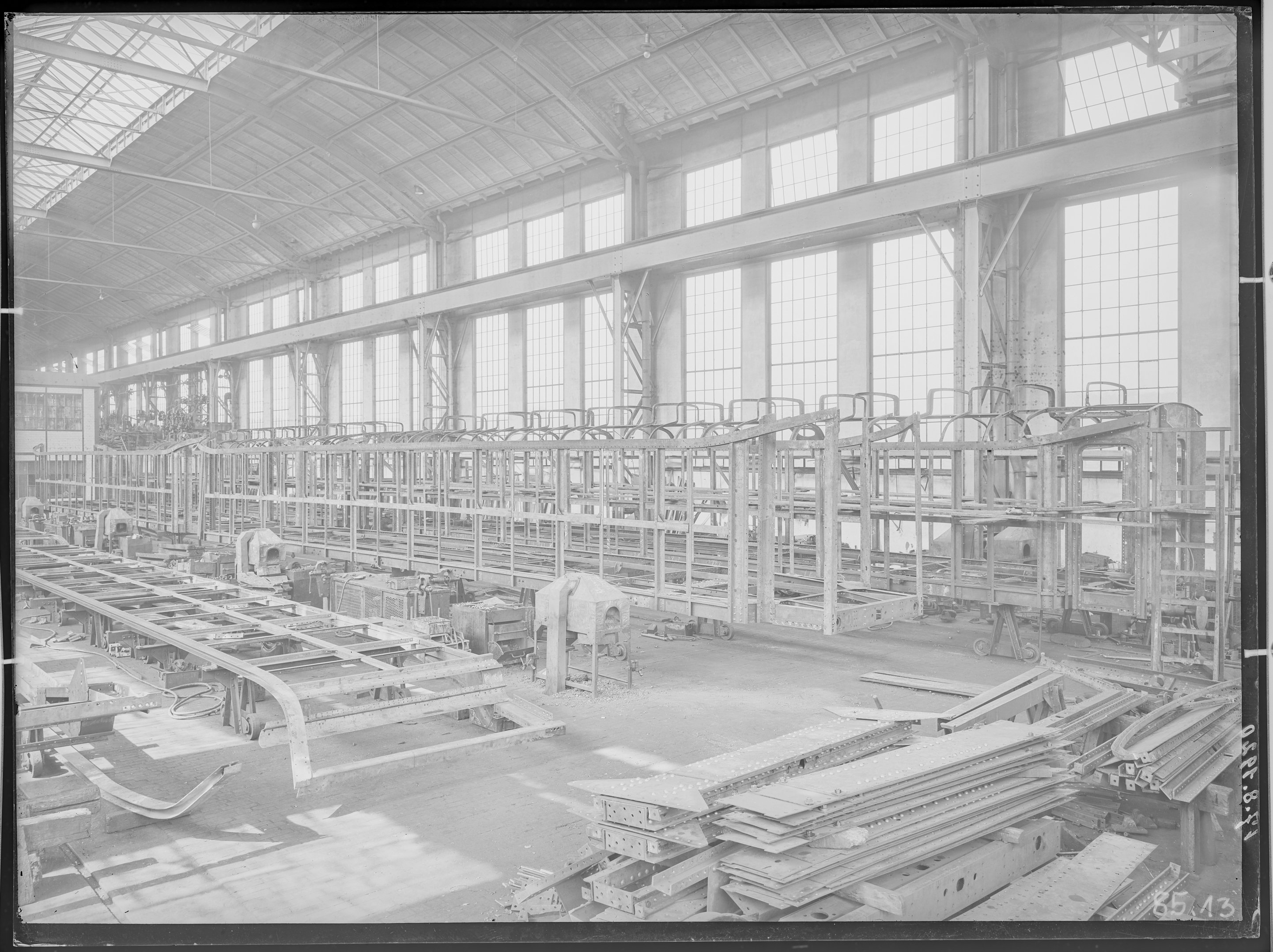 Fotografie: Werkhalle der Waggonfabrik Görlitz Aktiengesellschaft (Innenansicht), Gestellbau, 1920. (Verkehrsmuseum Dresden CC BY-NC-SA)