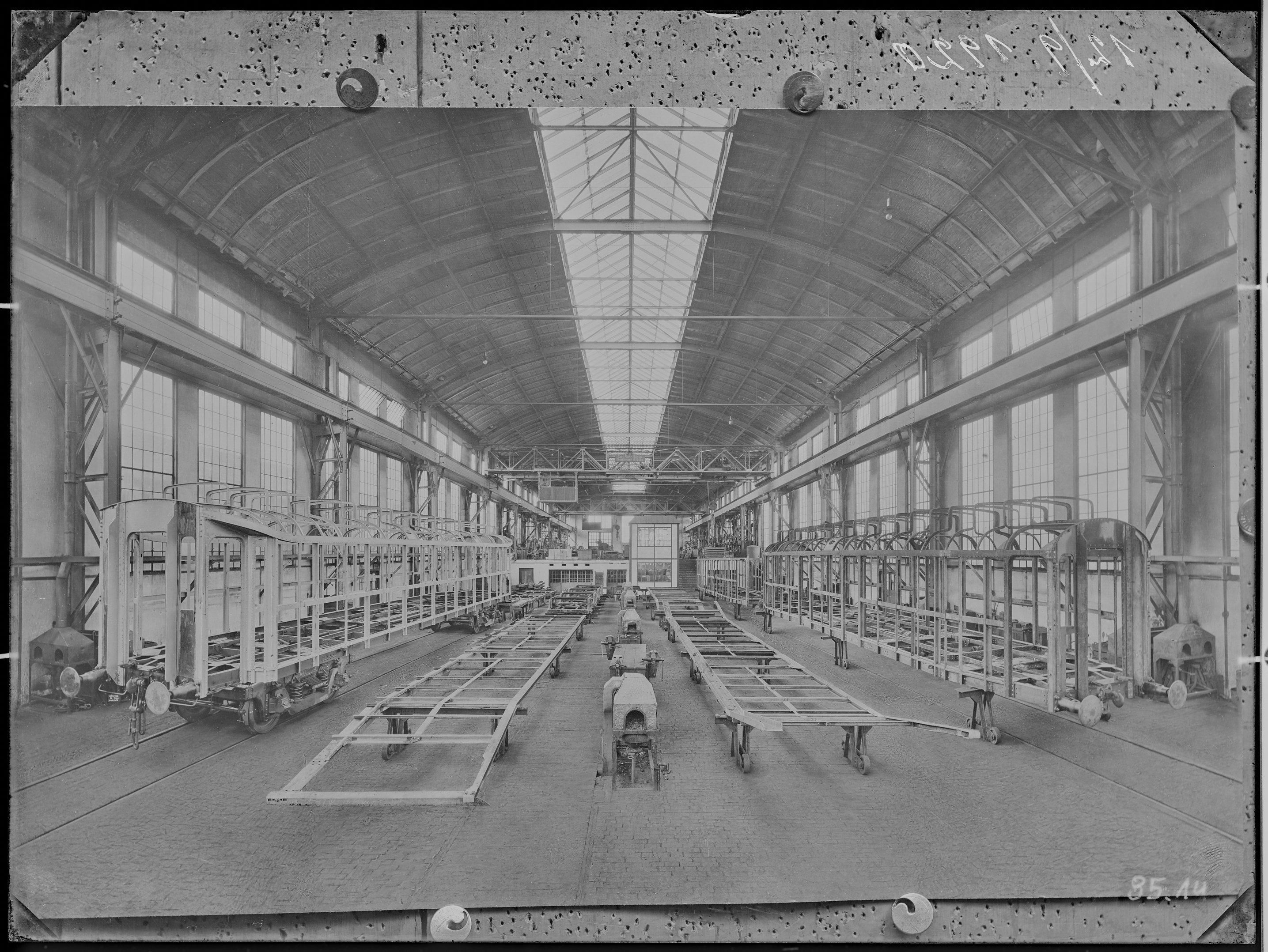Fotografie: Waggonfabrik Görlitz Aktiengesellschaft, Werkhalle (Innenansicht), Gestellbau, 1920. (Verkehrsmuseum Dresden CC BY-NC-SA)