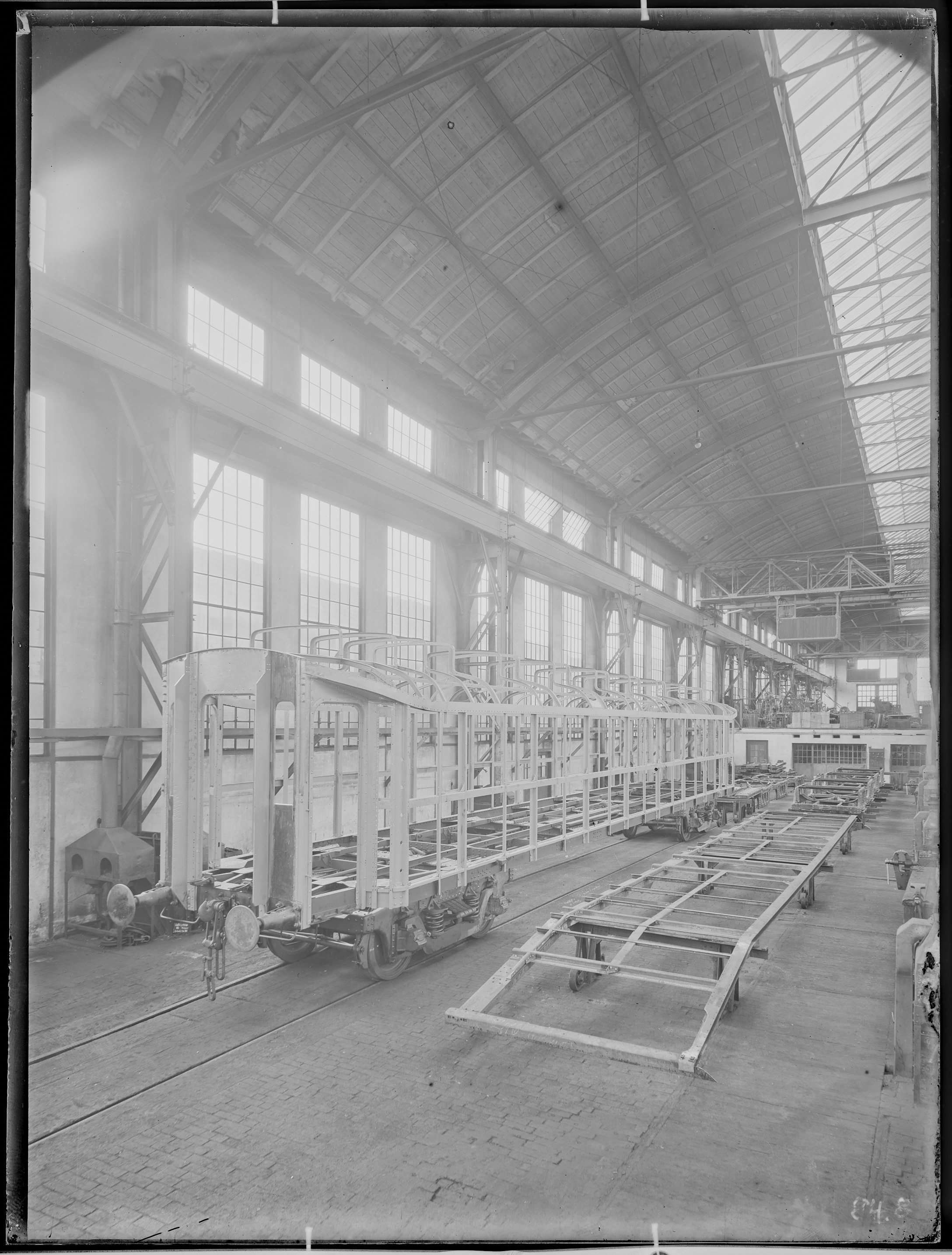 Fotografie: Gestellbau der Waggonfabrik Görlitz Aktiengesellschaft (Innenansicht), Werkhalle mit Waggongestell und Untergestell, 1920. (Verkehrsmuseum Dresden CC BY-NC-SA)