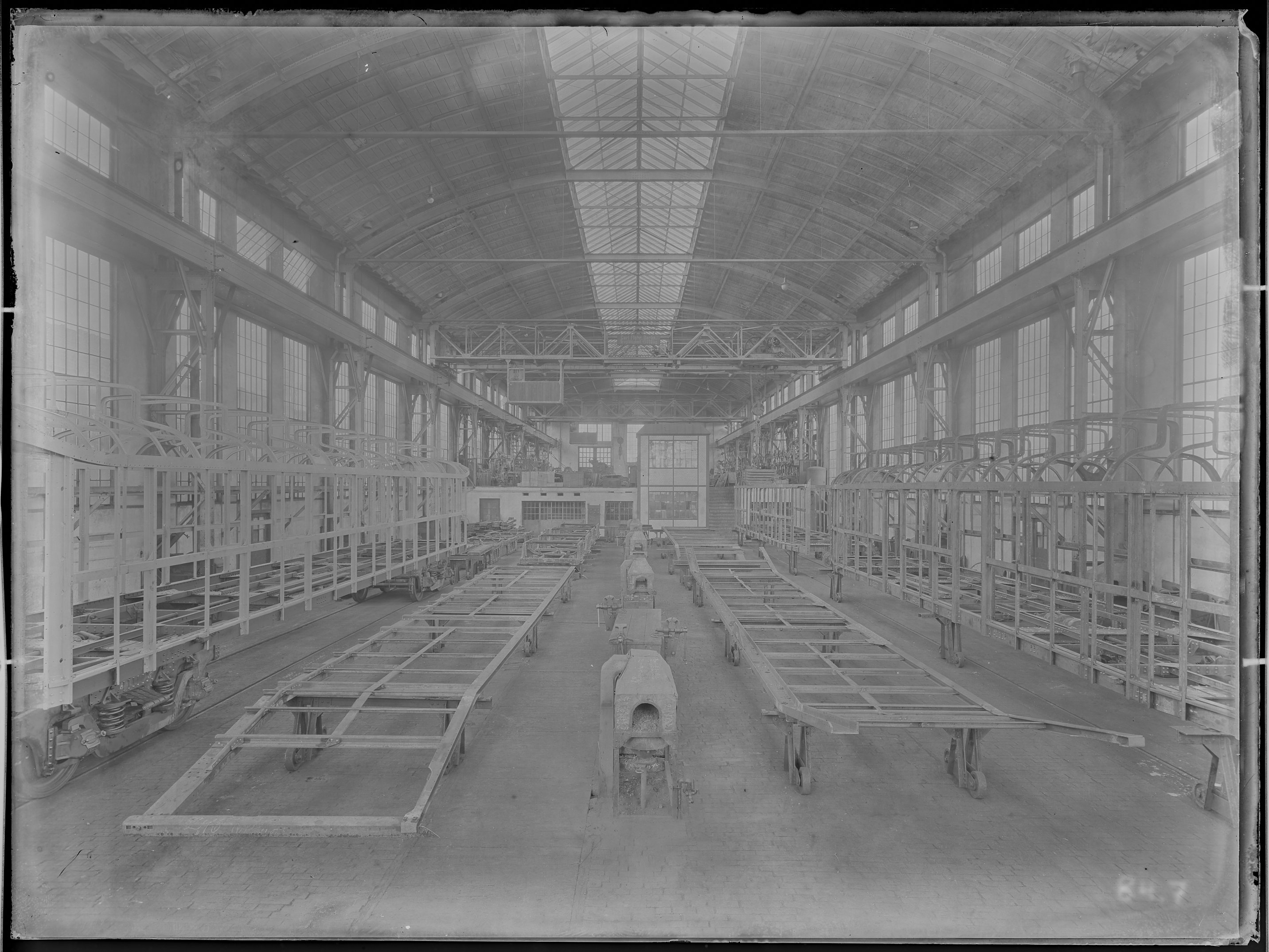 Fotografie: Gestellbau der Waggonfabrik Görlitz Aktiengesellschaft (Innenansicht), Werkhalle mit Kastengerippen und Untergestellen, 1920. (Verkehrsmuseum Dresden CC BY-NC-SA)