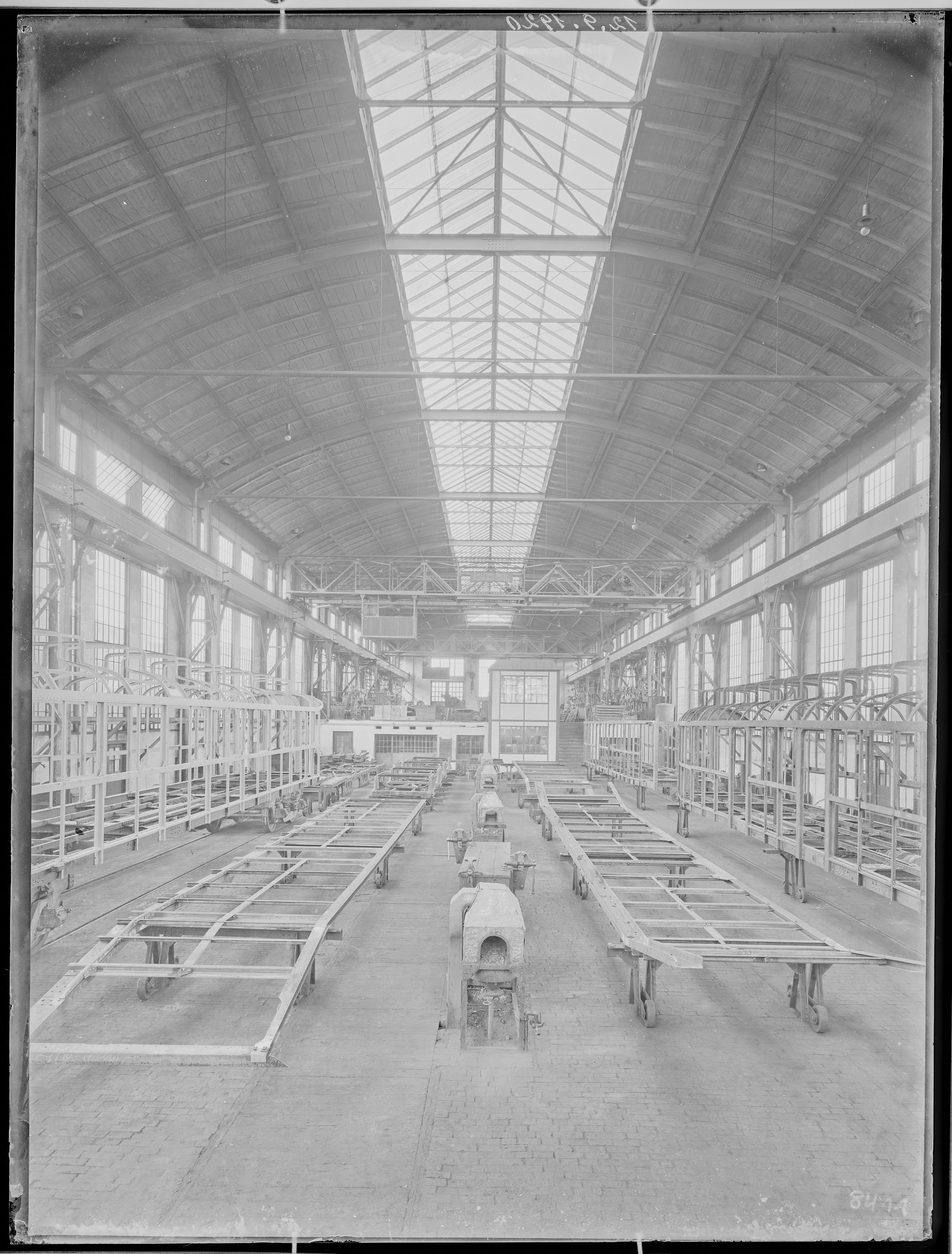 Fotografie: Gestellbau der Waggonfabrik Görlitz Aktiengesellschaft (Innenansicht), Werkhalle mit Kastengerippen und Untergestellen, 1920. (Verkehrsmuseum Dresden CC BY-NC-SA)