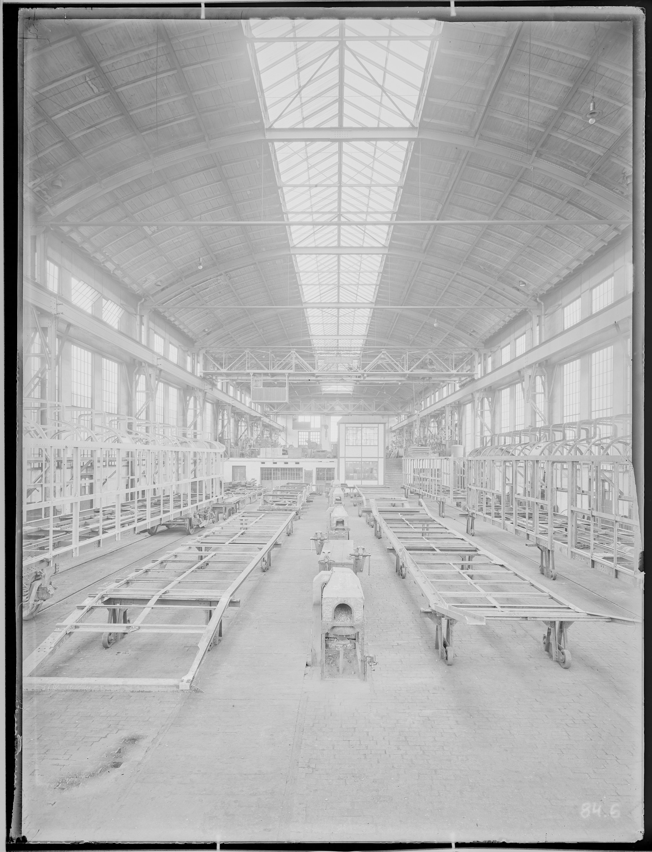 Otografie: Gestellbau der Waggonfabrik Görlitz Aktiengesellschaft (Innenansicht), Werkhalle mit Kastengerippen und Untergestellen, 1920. (Verkehrsmuseum Dresden CC BY-NC-SA)