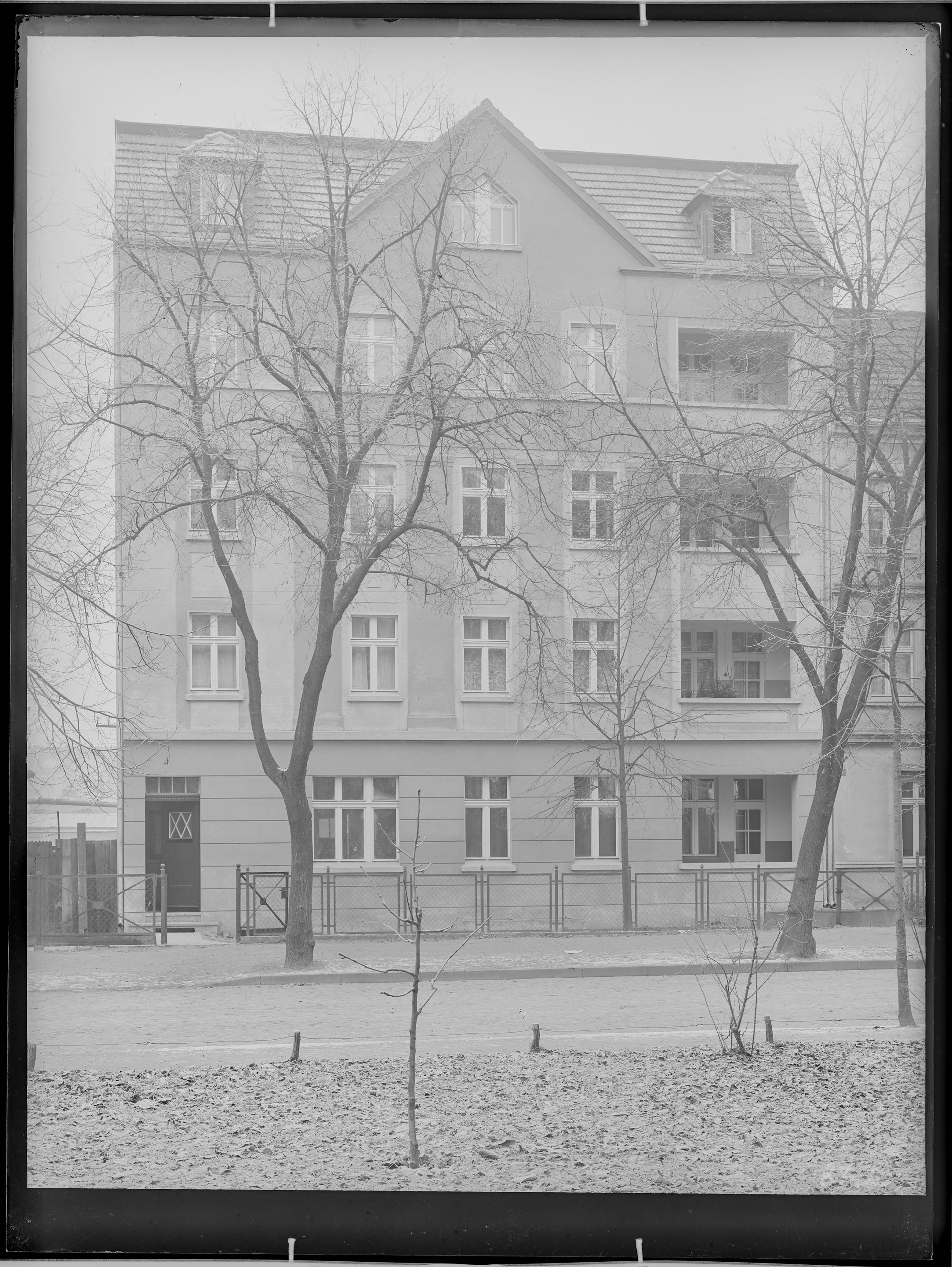Fotografie: Wohngebäude (Vorderansicht) mit Werkswohnungen der Waggon- und Maschinenbau Aktiengesellschaft Görlitz (WUMAG), Görlitz, Goethestraße?, 19 (Verkehrsmuseum Dresden CC BY-NC-SA)