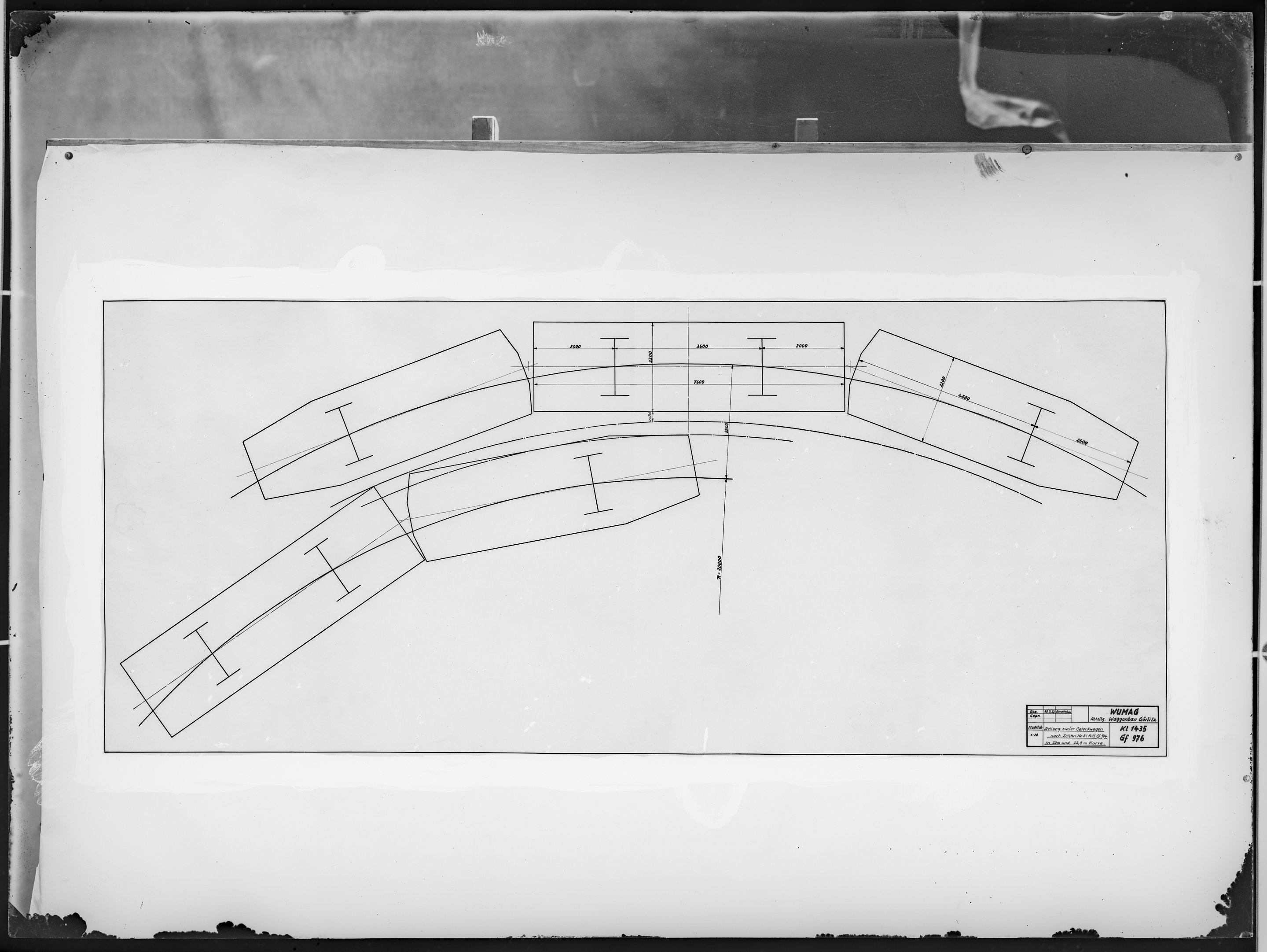 Fotografie: Maßskizze der Stellung zweier Gelenkwagen nach Zeichnung Nr. Kl 1435 Gf 976 in 20 m und 22,8 m Kurve, Maßstab 1:20, (Spurweite: 1435 mm),  (Verkehrsmuseum Dresden CC BY-NC-SA)