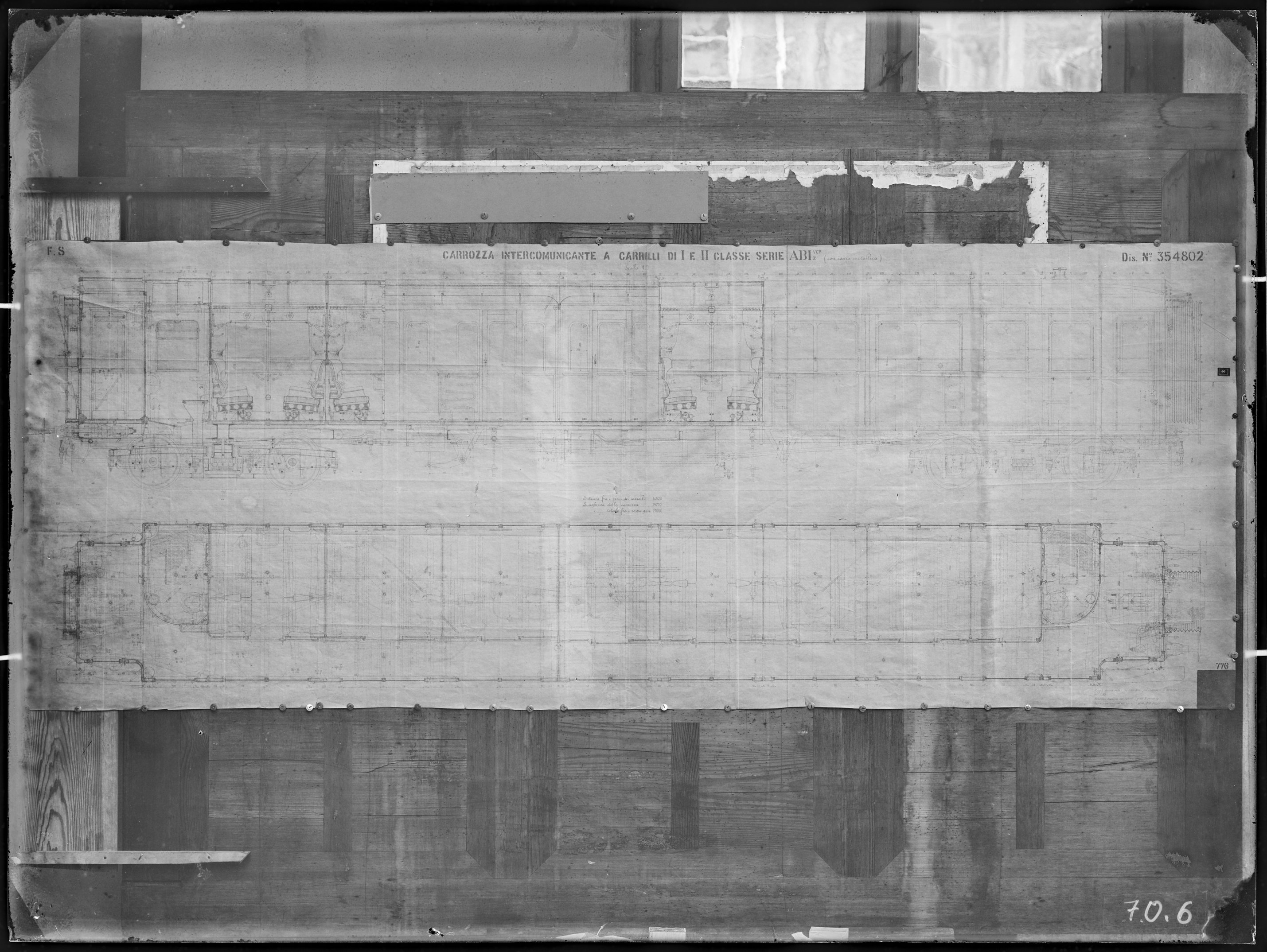 Fotografie: Maßzeichnung unbekannter Herkunft für vierachsigen eisernen Durchgangswagen erster/zweiter Klasse, Gattung ABi, um 1925. (Verkehrsmuseum Dresden CC BY-NC-SA)