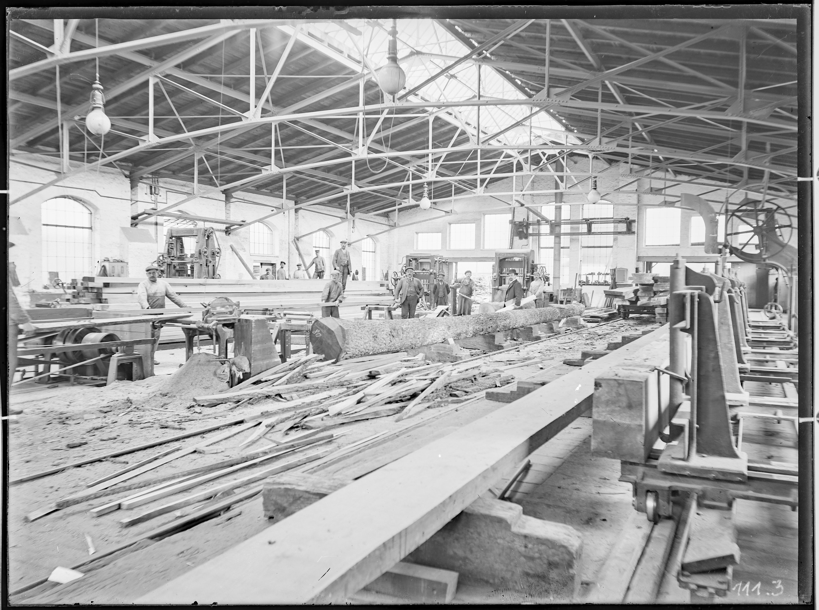Fotografie: Waggon- und Maschinenbau AG Görlitz oder Vorgängerfirmen, Werkhalle (Innenansicht) mit Personen. um 1905? (Verkehrsmuseum Dresden CC BY-NC-SA)