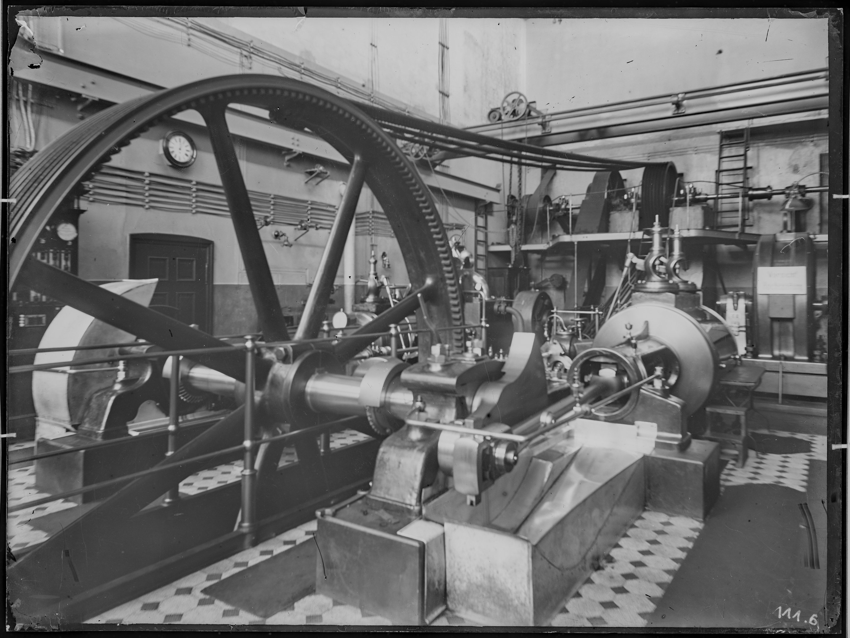 Fotografie: Waggon- und Maschinenbau AG Görlitz oder Vorgängerfirmen, Werkhalle (Innenansicht), Maschine, um 1905? (Verkehrsmuseum Dresden CC BY-NC-SA)