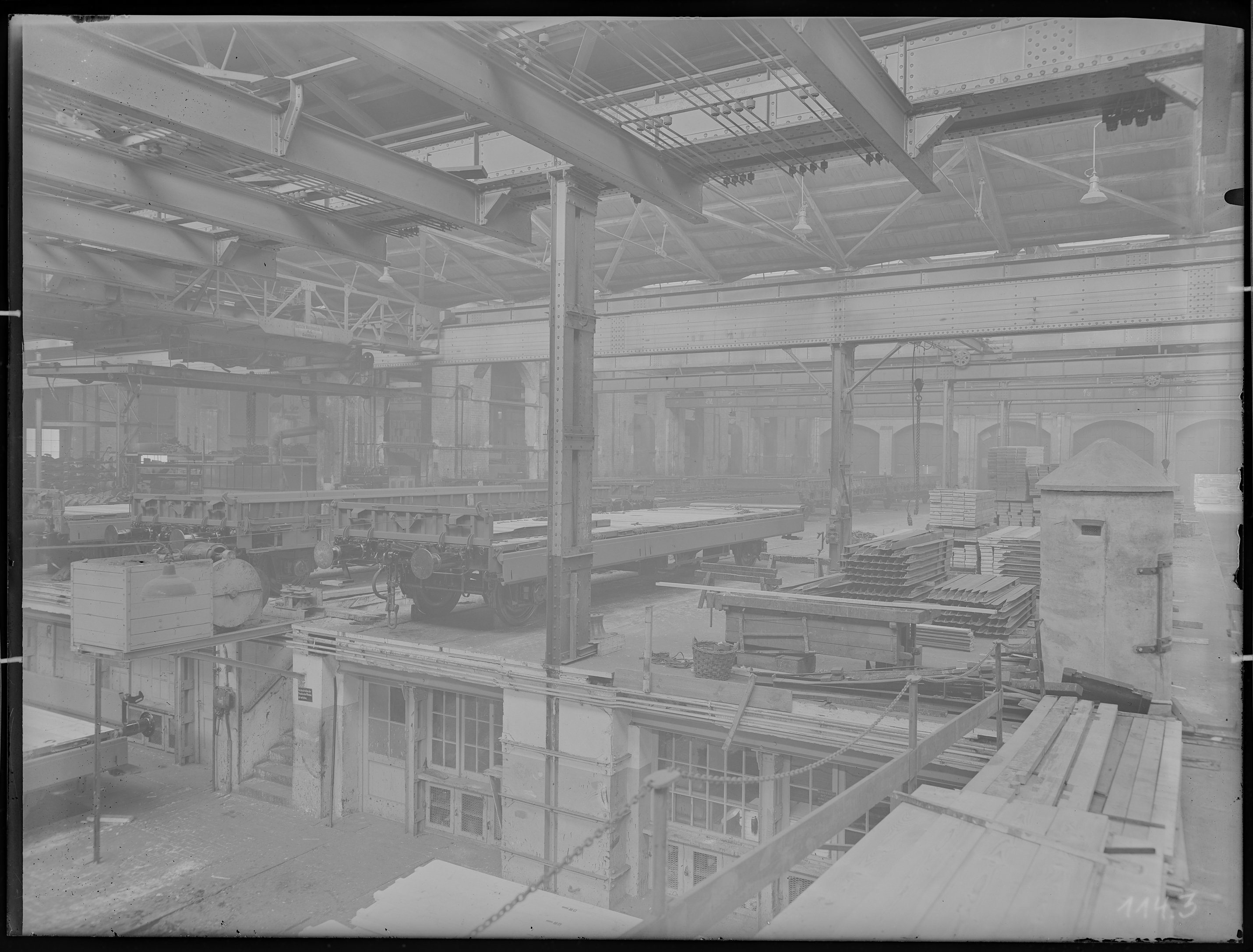 Fotografie: Waggon- und Maschinenbau AG Görlitz, Werk II, Werkhalle (Innenansicht), Güterwagenbau, 1930 - 1938? (Verkehrsmuseum Dresden CC BY-NC-SA)