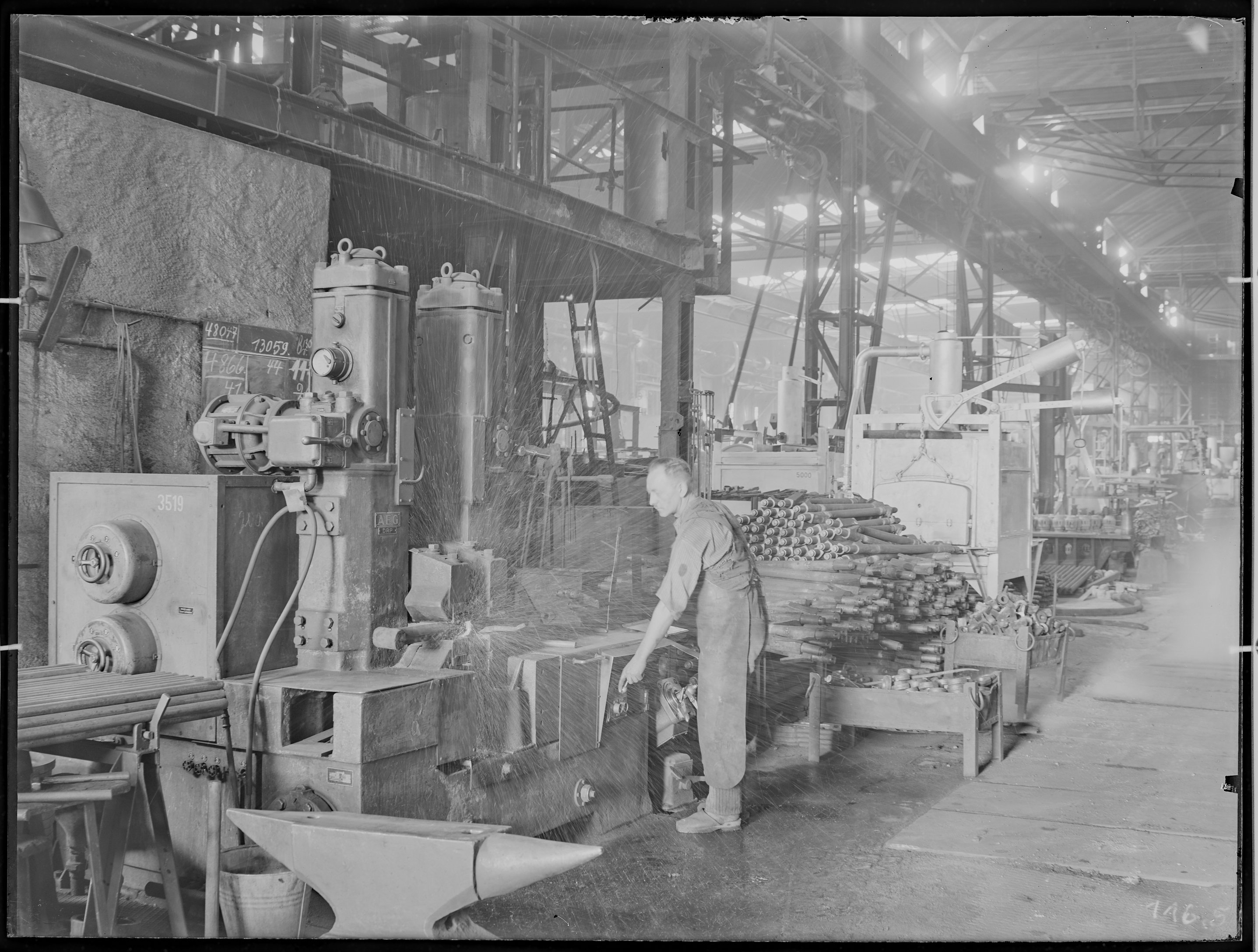 Fotografie: Waggon- und Maschinenbau AG Görlitz, Werk II, Schmiede (Innenansicht), Arbeiter an Punktschweißmaschine, um 1940? (Verkehrsmuseum Dresden CC BY-NC-SA)