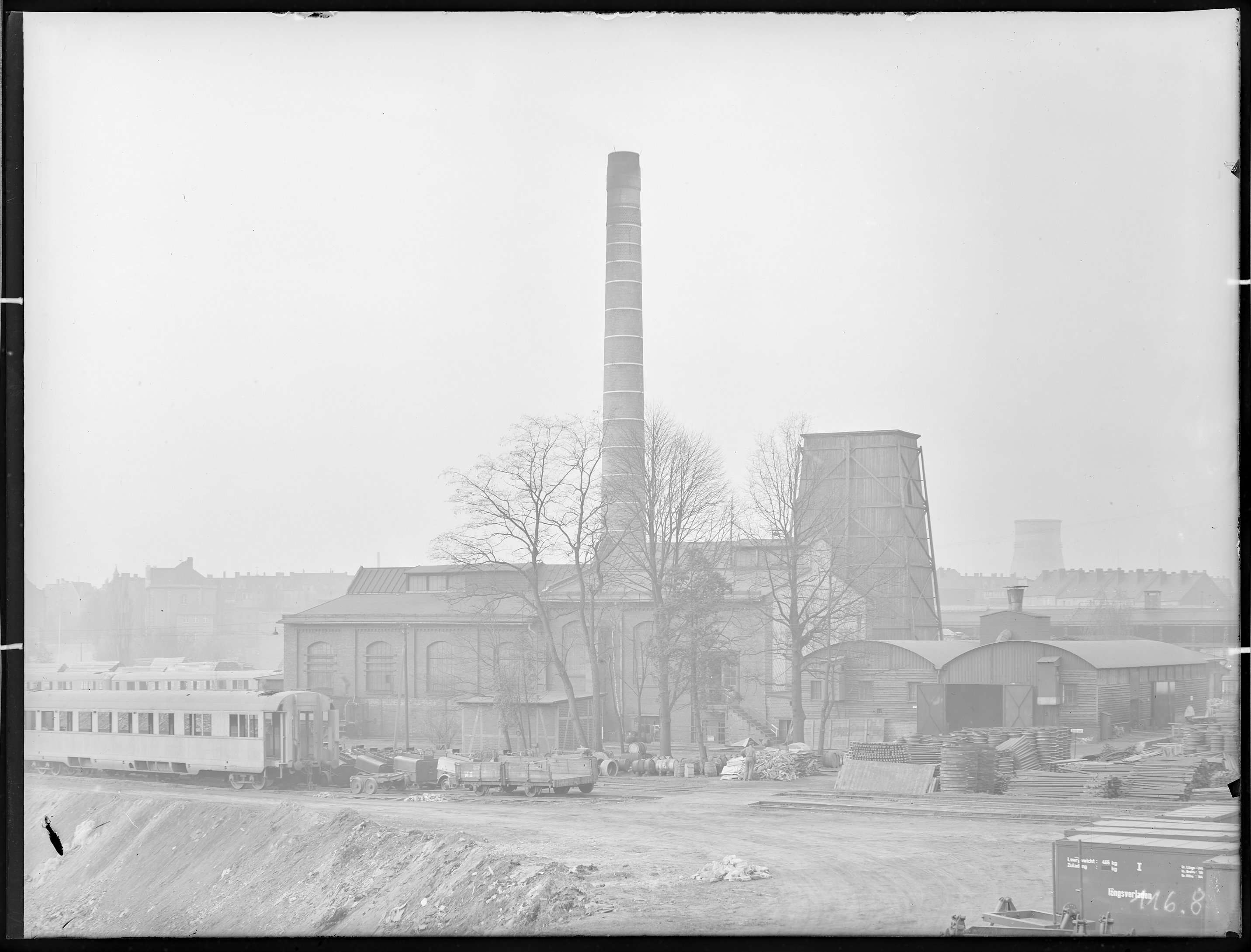 Fotografie: Waggon- und Maschinenbau AG Görlitz, Werk II (Außenansicht), Kraftwerk vom Ponteteich aus gesehen, um 1940? (Verkehrsmuseum Dresden CC BY-NC-SA)