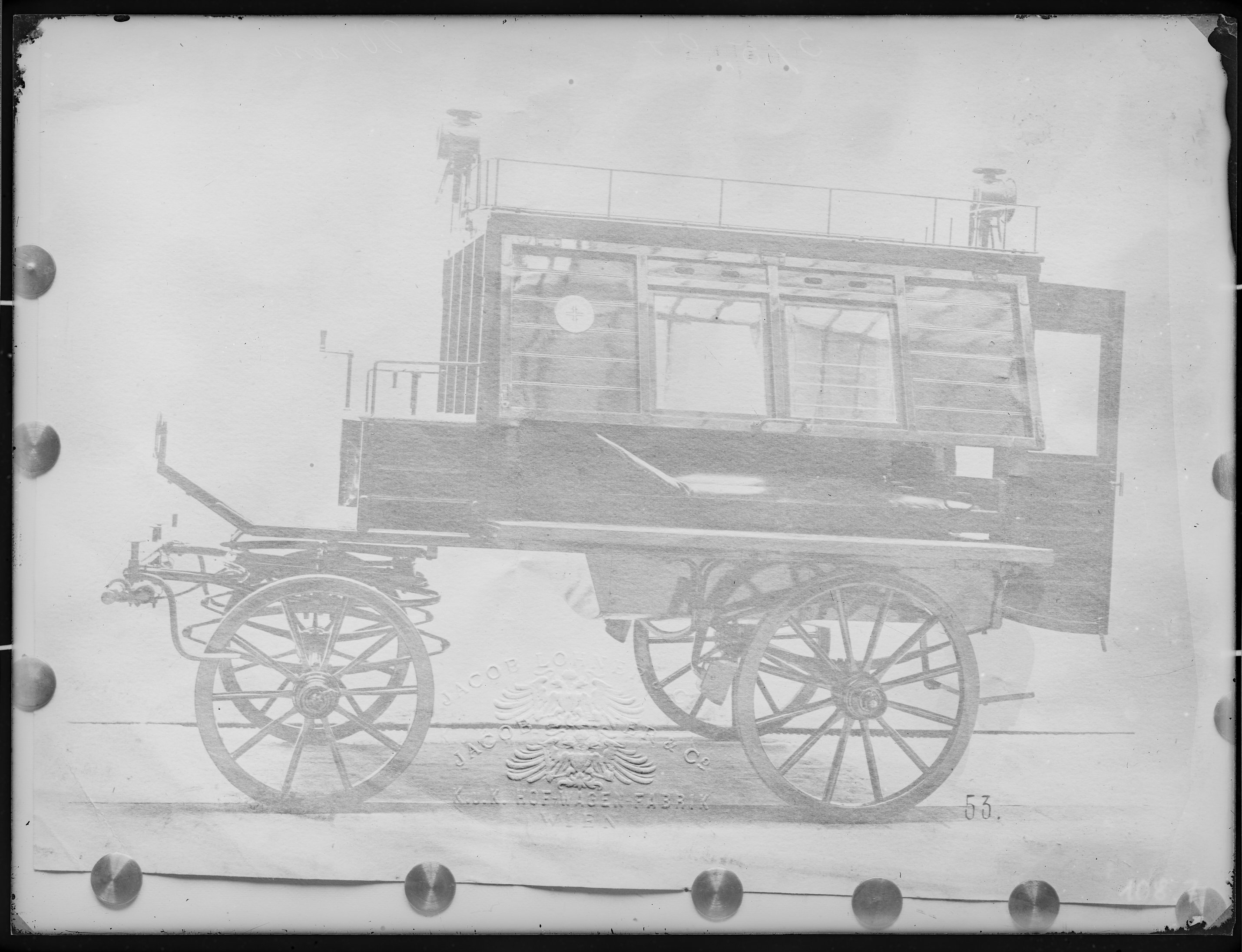 Fotografie: Reproduktion eines vierrädrigen Gespann-Krankenwagens der Jacob Lohner &amp; Co. k.u.k. Hof-Wagen-Fabrik Wien (Längsansicht), 1904. (Verkehrsmuseum Dresden CC BY-NC-SA)