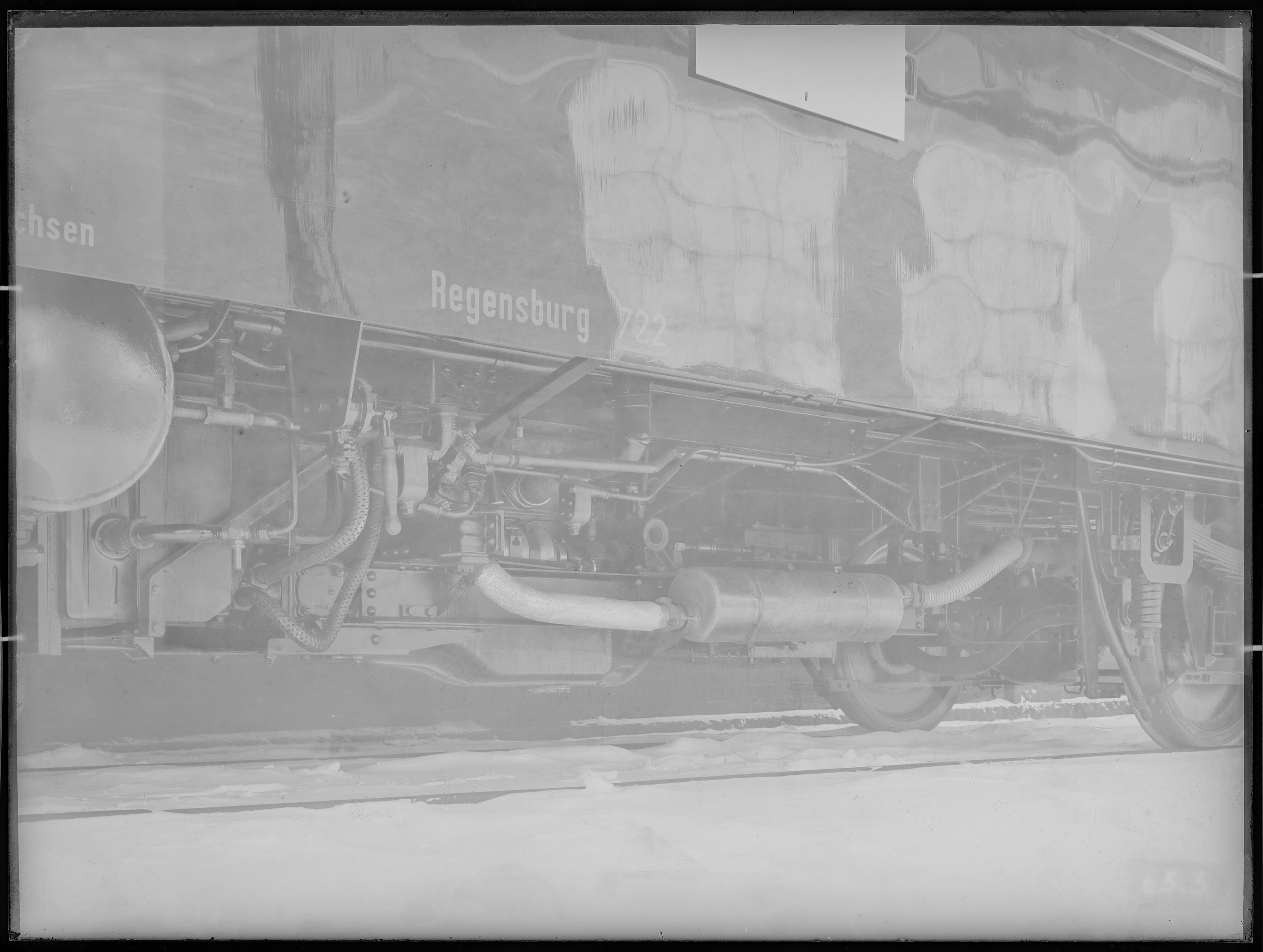 Fotografie: zweiachsiger Triebwagen mit Verbrennungsmotor (Schrägansicht, Spurweite: 1435 mm), Wagenkasten in geschweißter Stahlleichtbauweise auf Dre (Verkehrsmuseum Dresden CC BY-NC-SA)