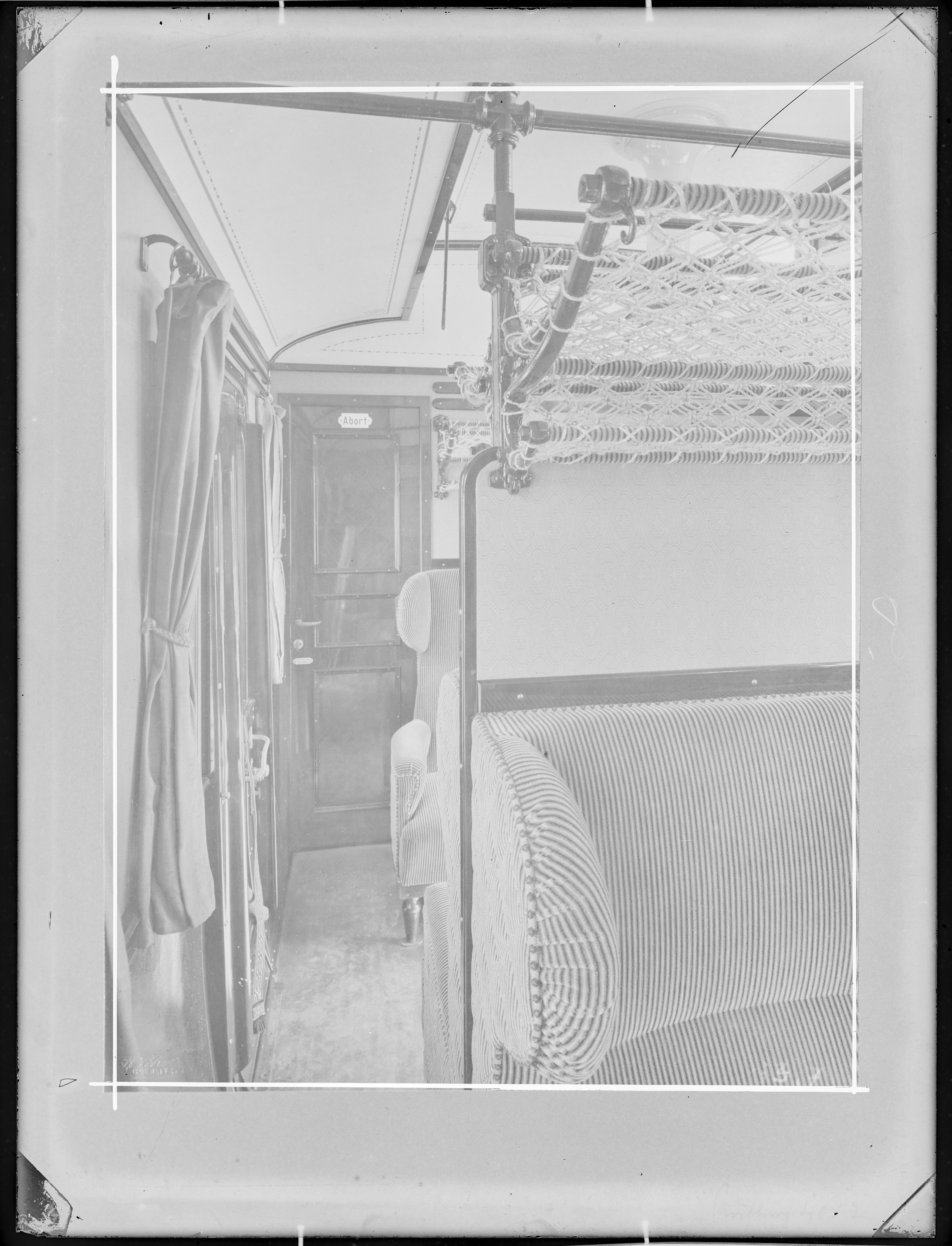 Fotografie: Abteil zweiter Klasse (Innenansicht), Seitengang mit Blick zur Toilettenraum-Tür, um 1902? (Verkehrsmuseum Dresden CC BY-NC-SA)