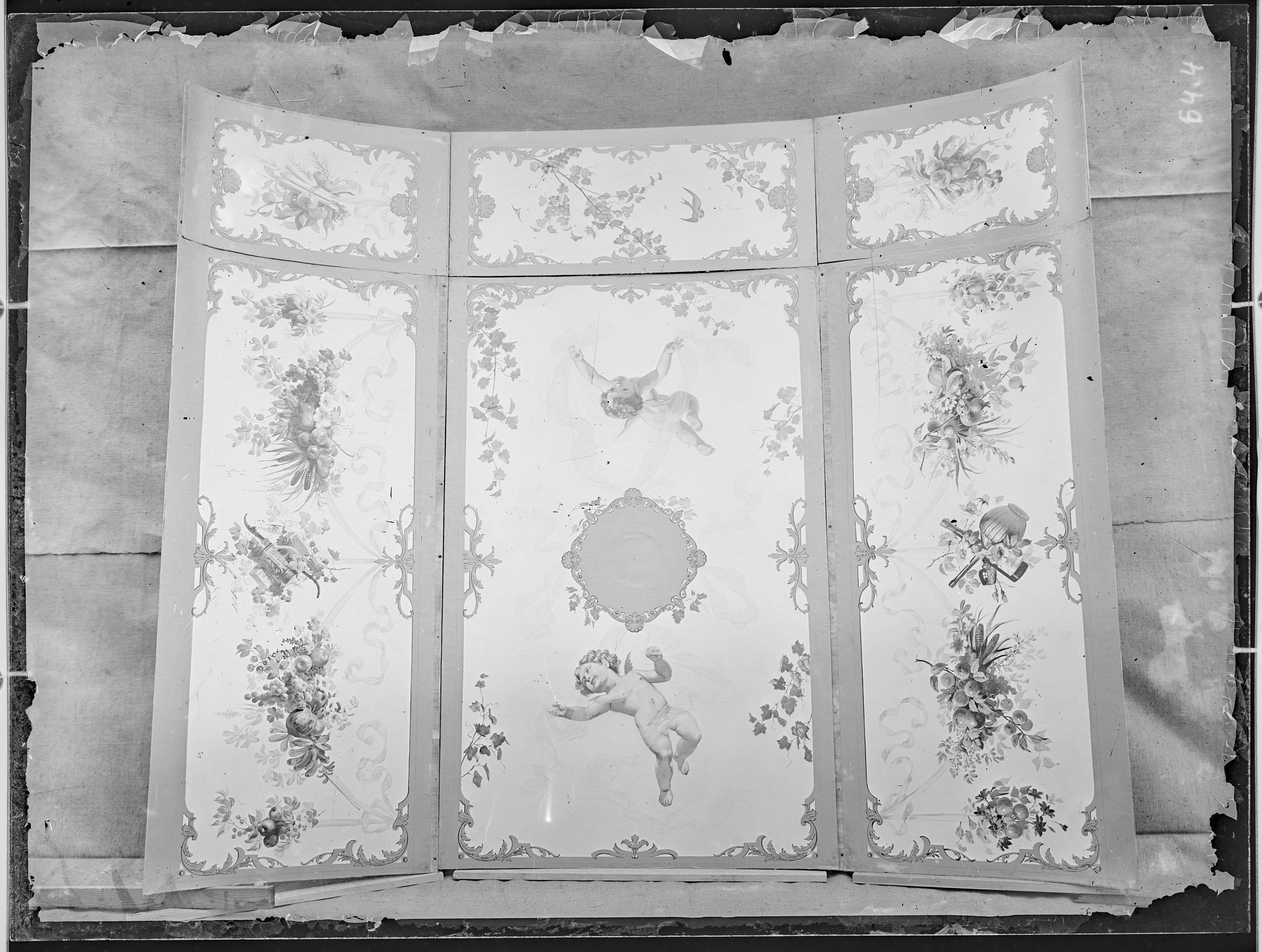 Fotografie: Deckensegment vermutlich von Salonwagen oder Speisewagen, um 1900? (Verkehrsmuseum Dresden CC BY-NC-SA)