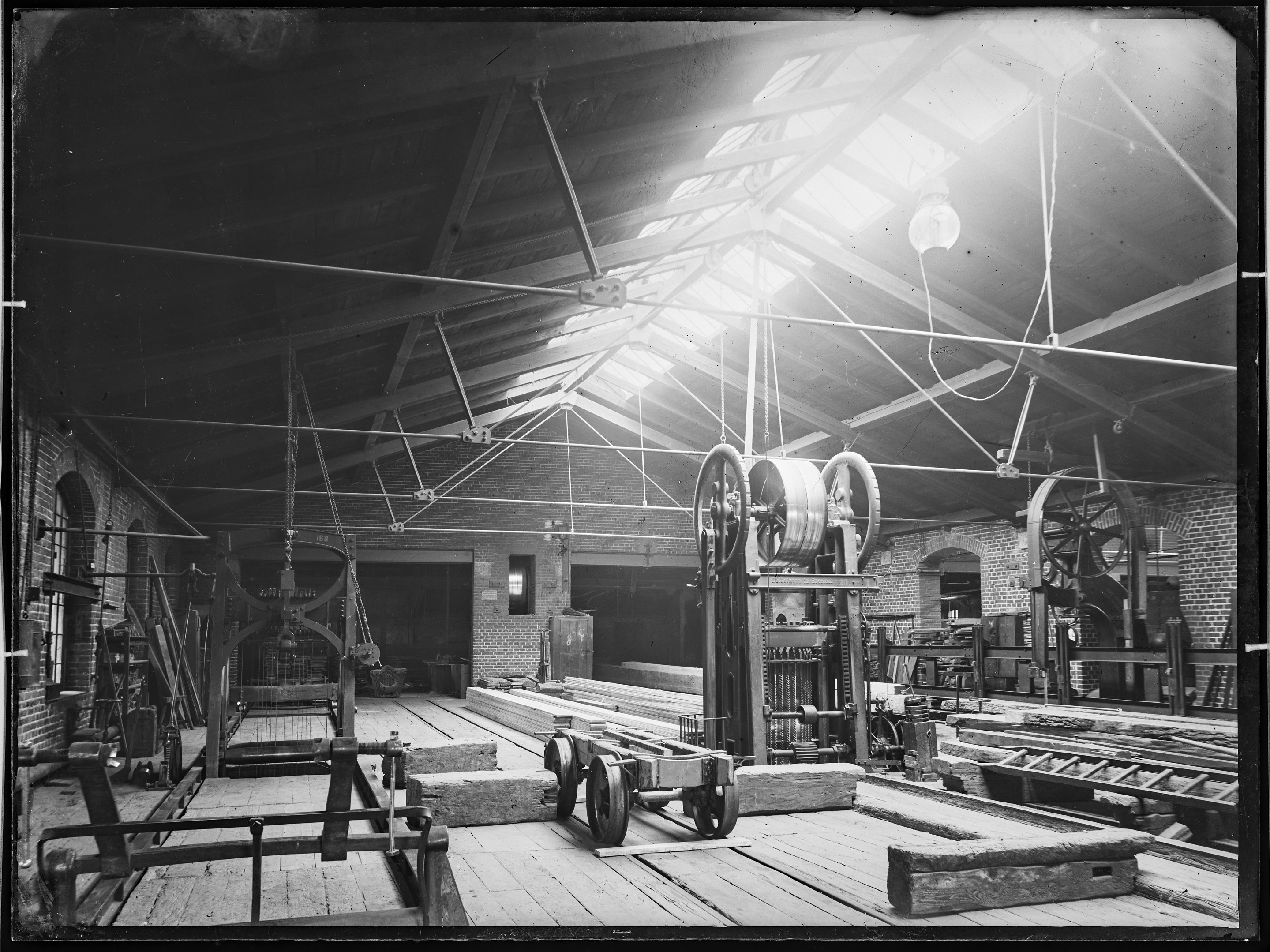 Fotografie: AG für Fabrikation von Eisenbahn-Material zu Görlitz (Innenansicht), Werkhalle, um 1905? (Verkehrsmuseum Dresden CC BY-NC-SA)