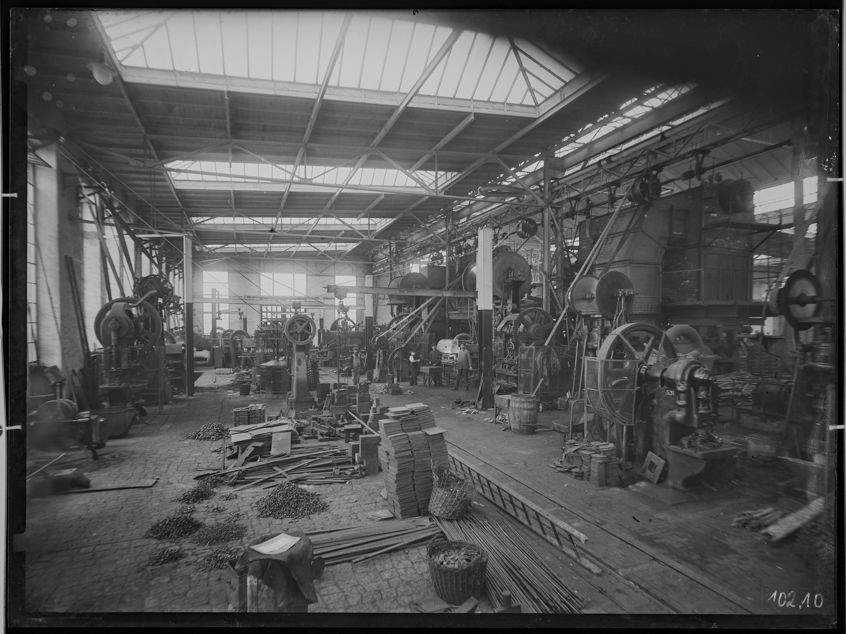 Fotografie: AG für Fabrikation von Eisenbahn-Material zu Görlitz (Innenansicht), Werkhalle mit Arbeitern, 1914. (Verkehrsmuseum Dresden CC BY-NC-SA)