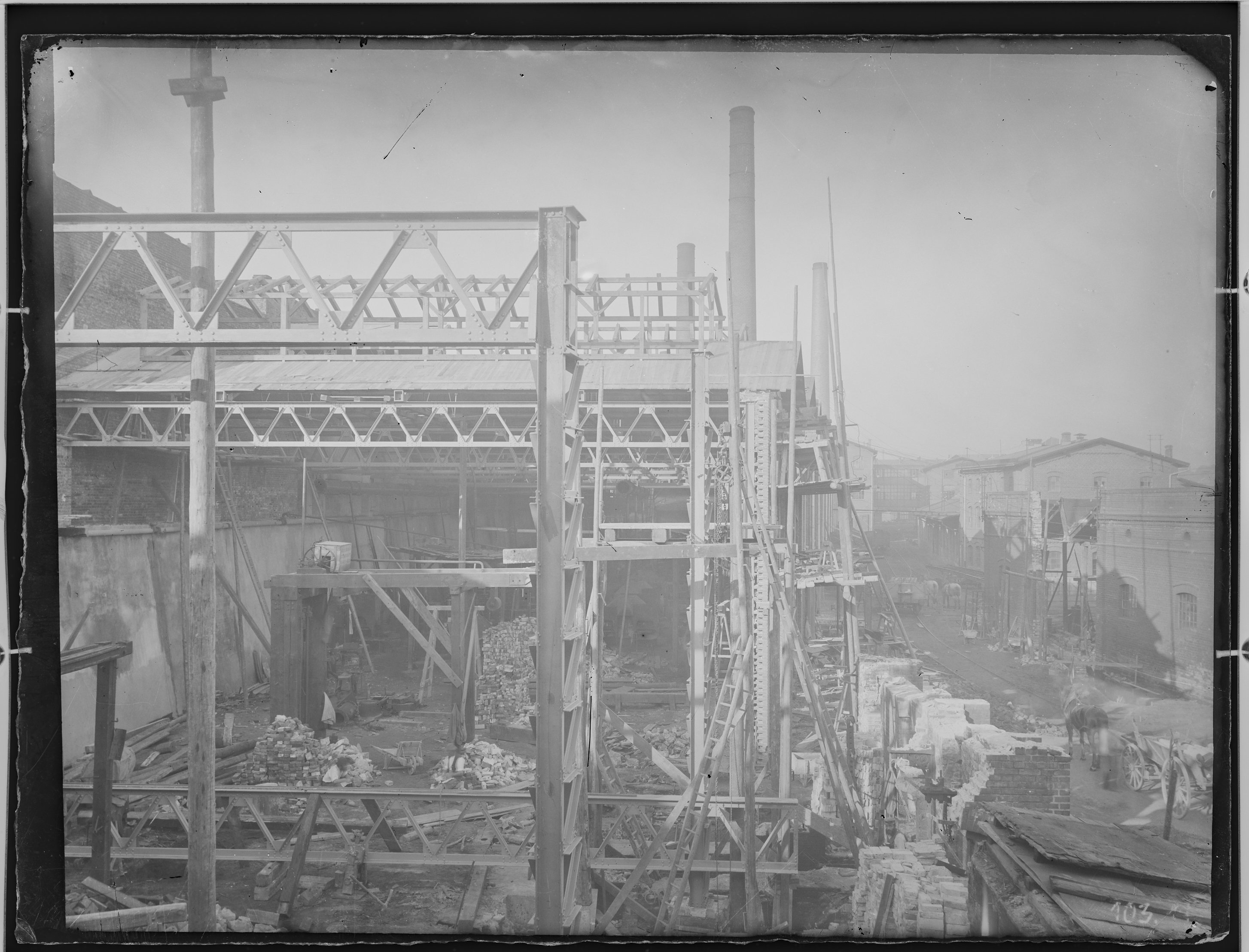 Fotografie: AG für Fabrikation von Eisenbahn-Material zu Görlitz (Außenansicht), Werkhalle im Bau, um 1905? (Verkehrsmuseum Dresden CC BY-NC-SA)