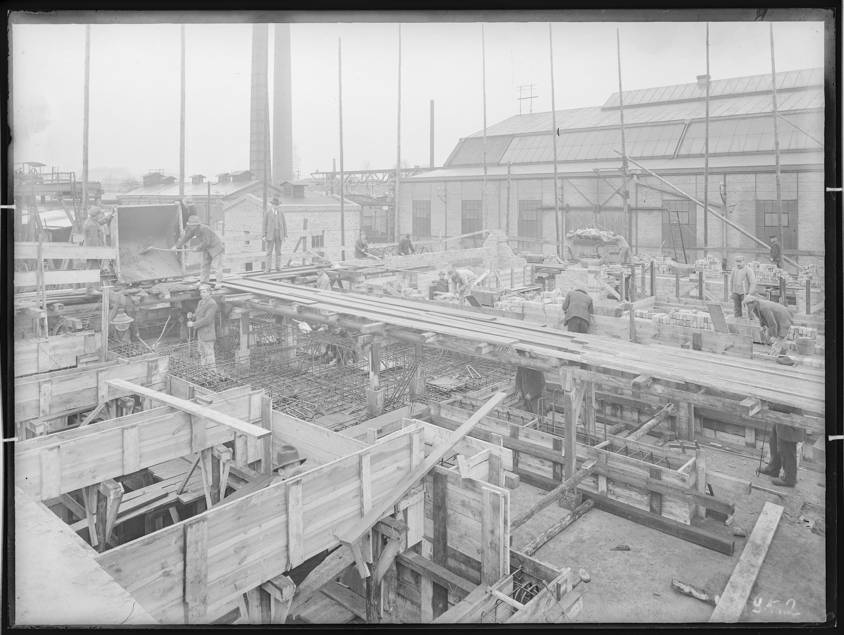 Fotografie: Waggon- und Maschinenbau AG Görlitz (Außenansicht), Werkhalle im Bau, mit Personen, um 1925? (Verkehrsmuseum Dresden CC BY-NC-SA)