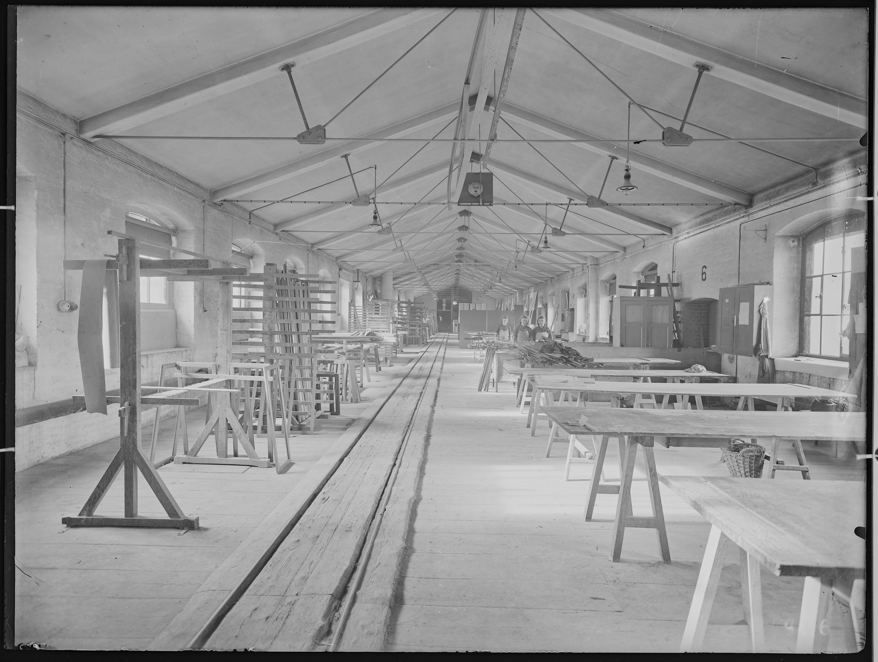 Fotografie: Waggon- und Maschinenbau AG Görlitz (Innenansicht), Werkhalle mit Arbeiterinnen, um 1930? (Verkehrsmuseum Dresden CC BY-NC-SA)