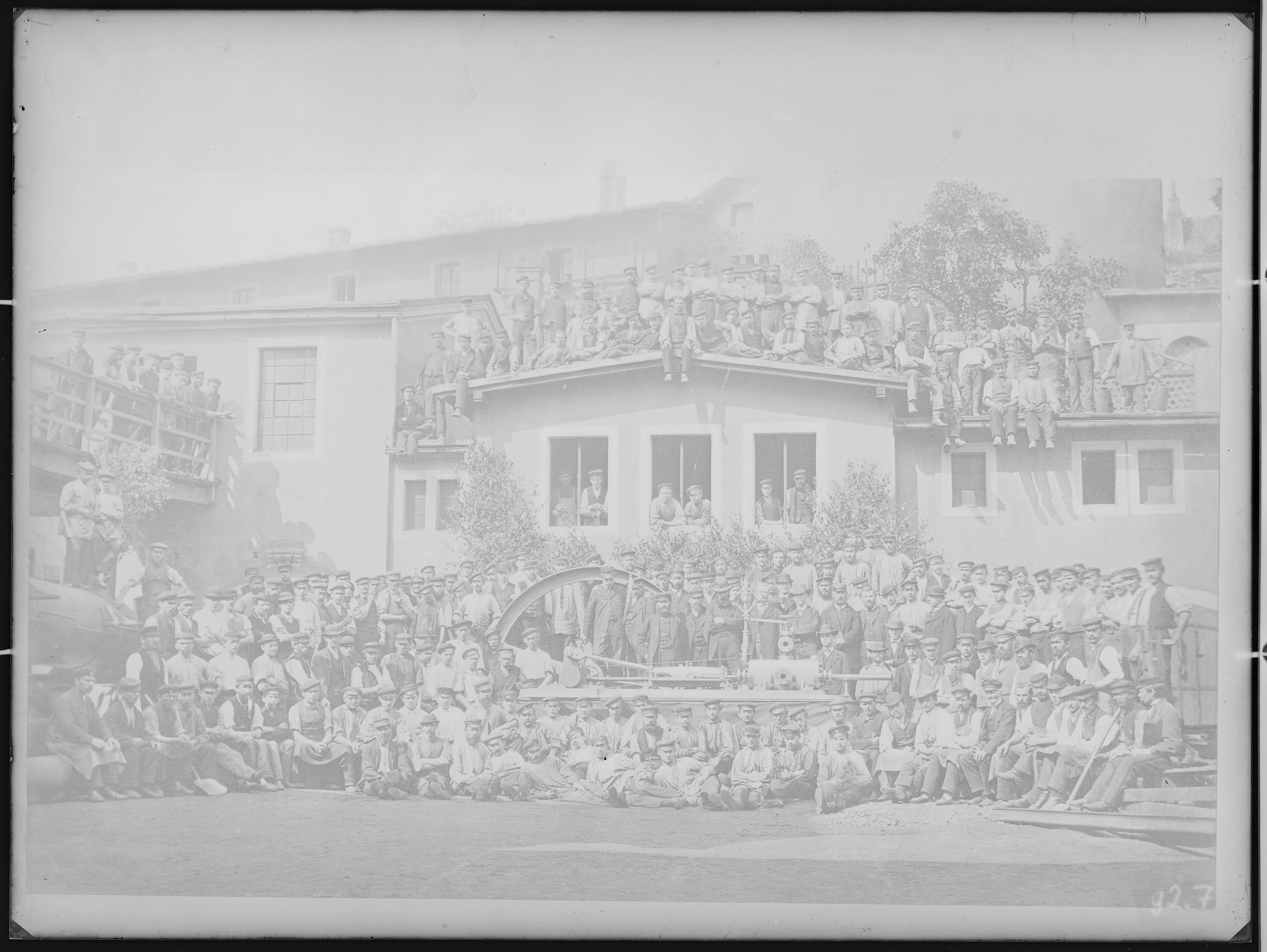 Fotografie: Gruppenporträt von Werksangehörigen der AG für Fabrikation von Eisenbahn-Material zu Görlitz, um 1905. (Verkehrsmuseum Dresden CC BY-NC-SA)