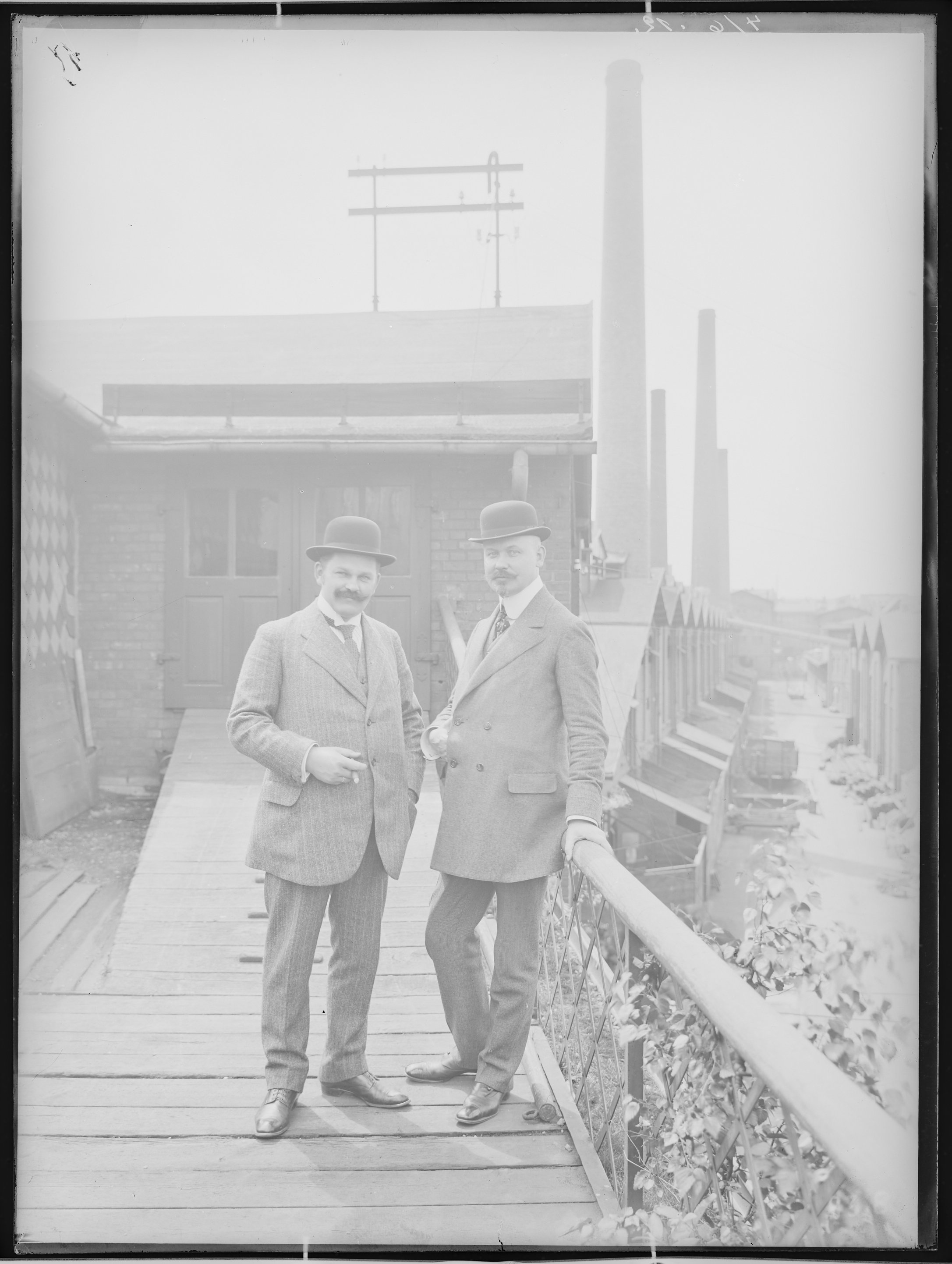 Fotografie: Doppelporträt zweier Herren auf Dachgarten des Verwaltungsgebäudes, Brunnenstraße, 1912. (Verkehrsmuseum Dresden CC BY-NC-SA)