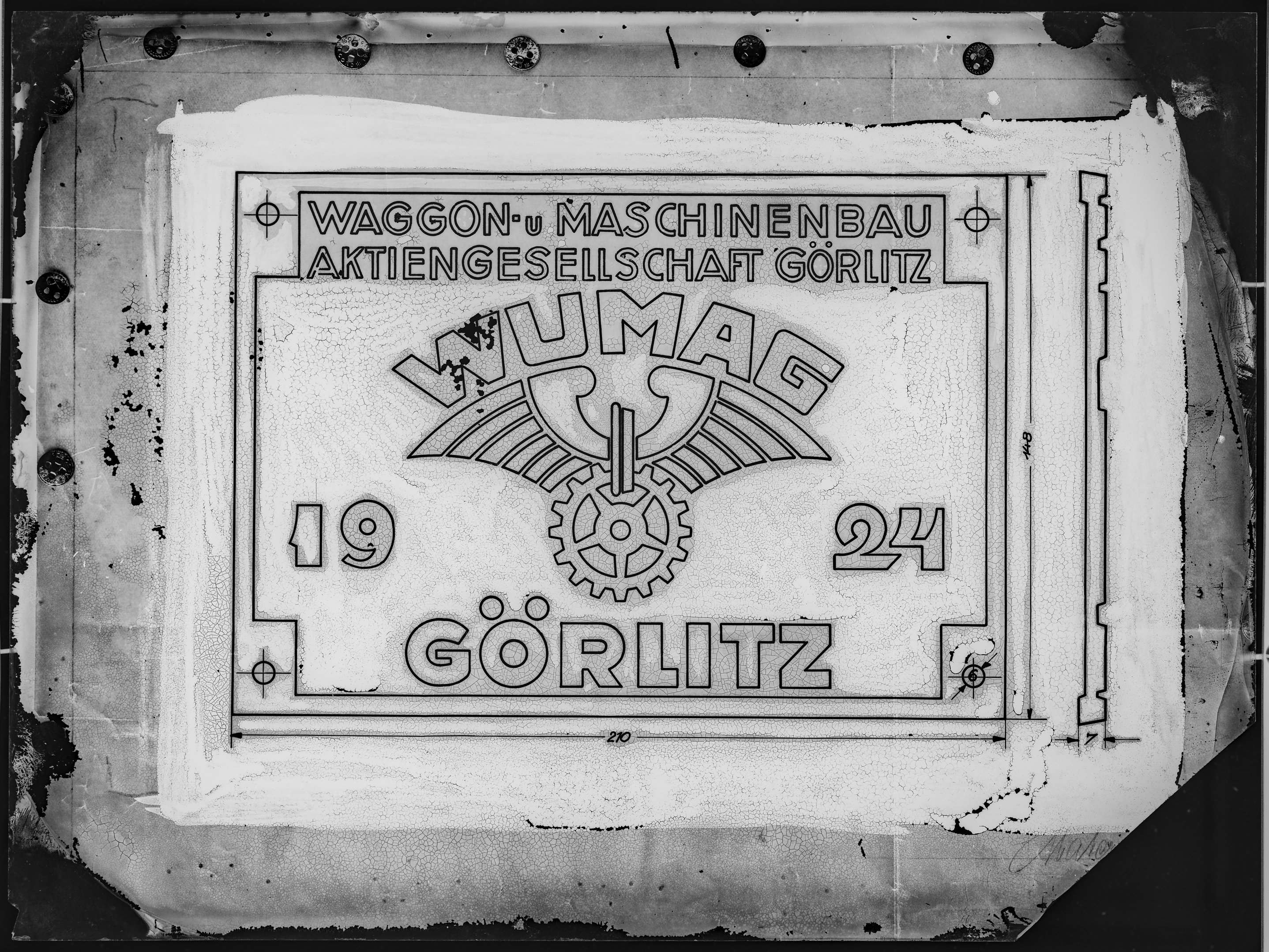 Fotografie: Entwurfszeichnung für Firmenschild der Waggonfabrik Görlitz Aktiengesellschaft (WUMAG) mit Firmenlogo für das Jahr 1924, um 1923? (Verkehrsmuseum Dresden CC BY-NC-SA)