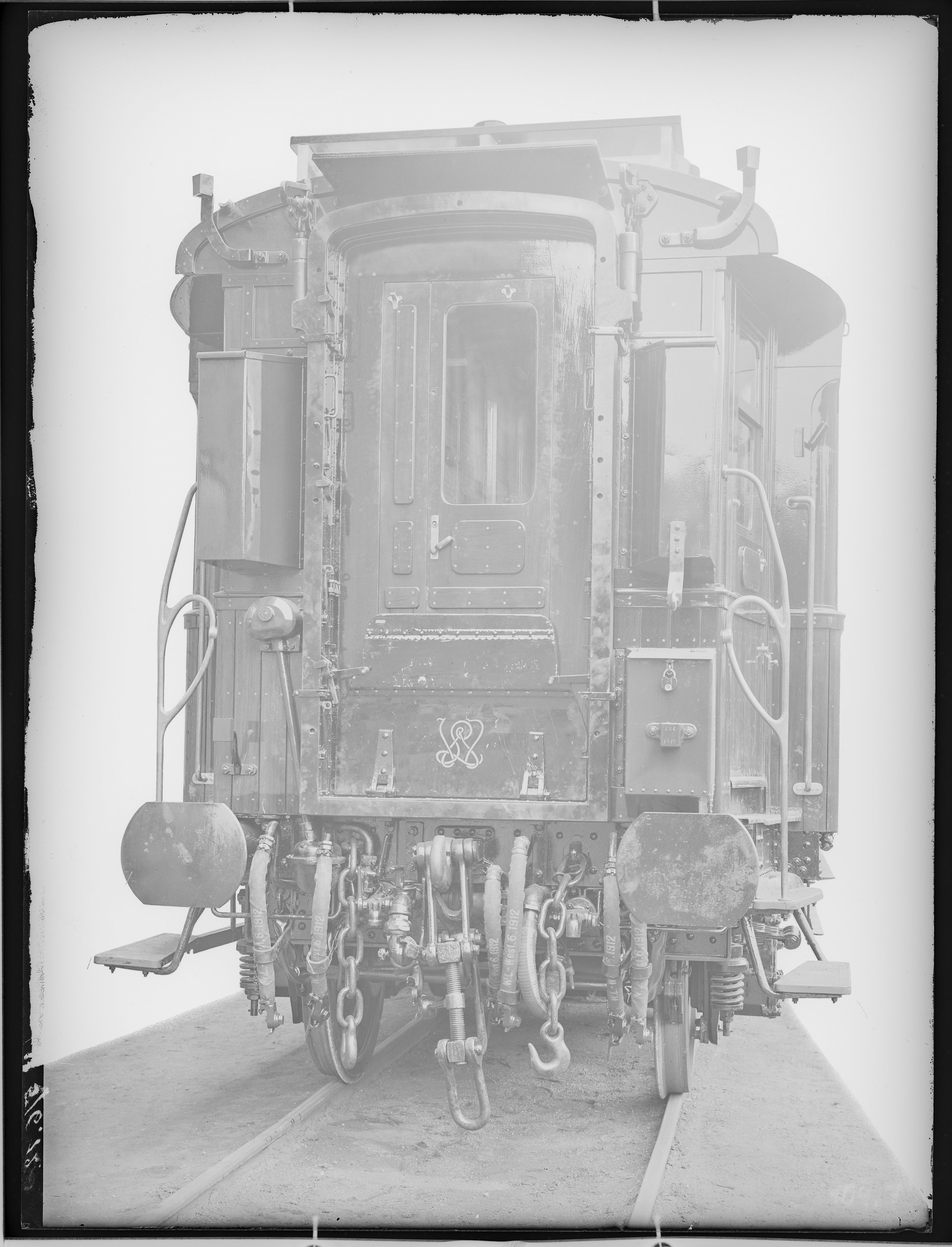 Fotografie: Speisewagen (Stirnansicht), 1912. Internationale Schlafwagen-Gesellschaft (Compagnie Internationale des Wagons-Lits - CIWL)? (Verkehrsmuseum Dresden CC BY-NC-SA)
