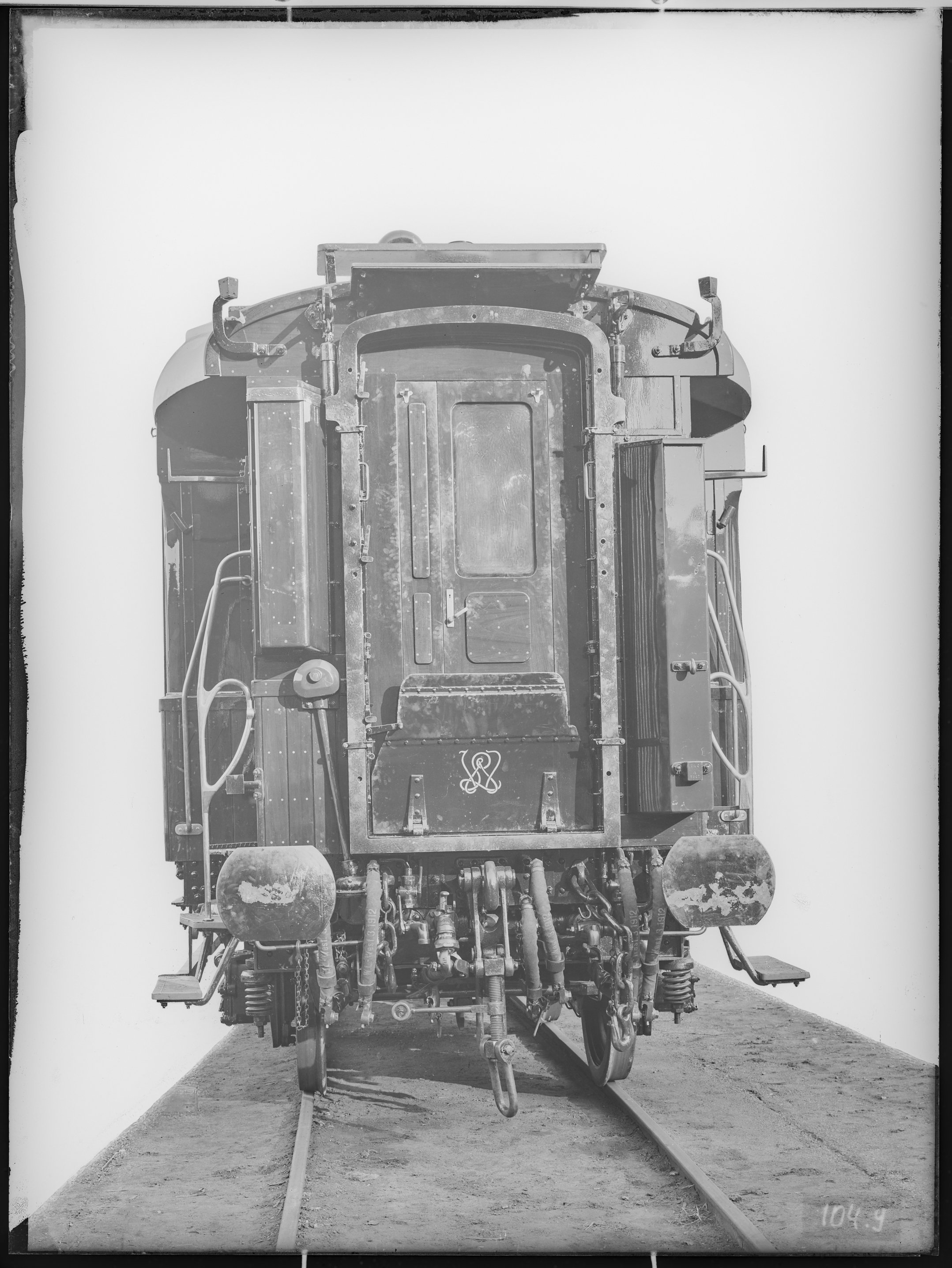 Fotografie: Schlafwagen (Stirnansicht), 1914? Internationale Schlafwagen-Gesellschaft (Compagnie Internationale des Wagons-Lits - CIWL)? (Verkehrsmuseum Dresden CC BY-NC-SA)