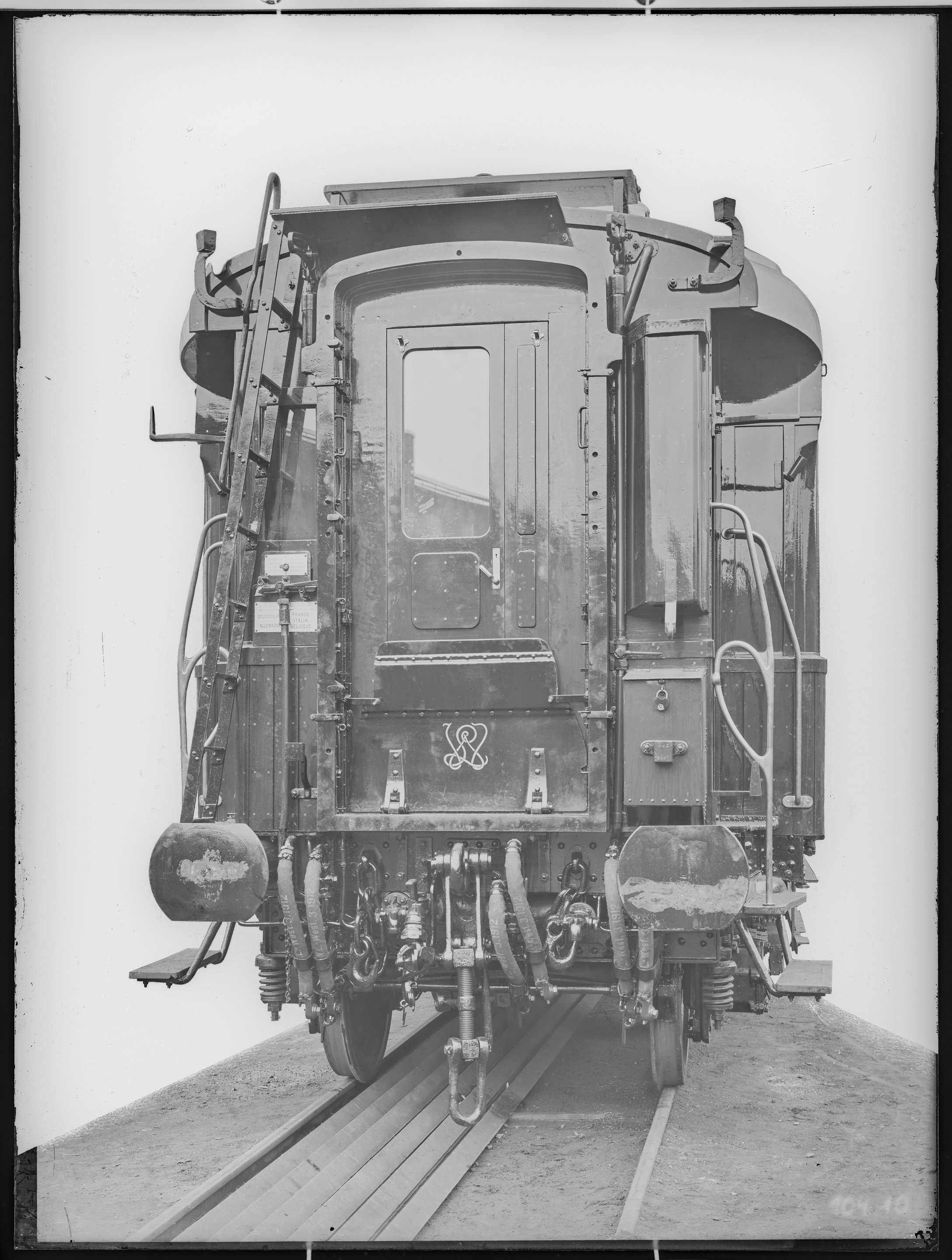 Fotografie: Schlafwagen (Stirnansicht), 1912. Internationale Schlafwagen-Gesellschaft (Compagnie Internationale des Wagons-Lits - CIWL)? (Verkehrsmuseum Dresden CC BY-NC-SA)