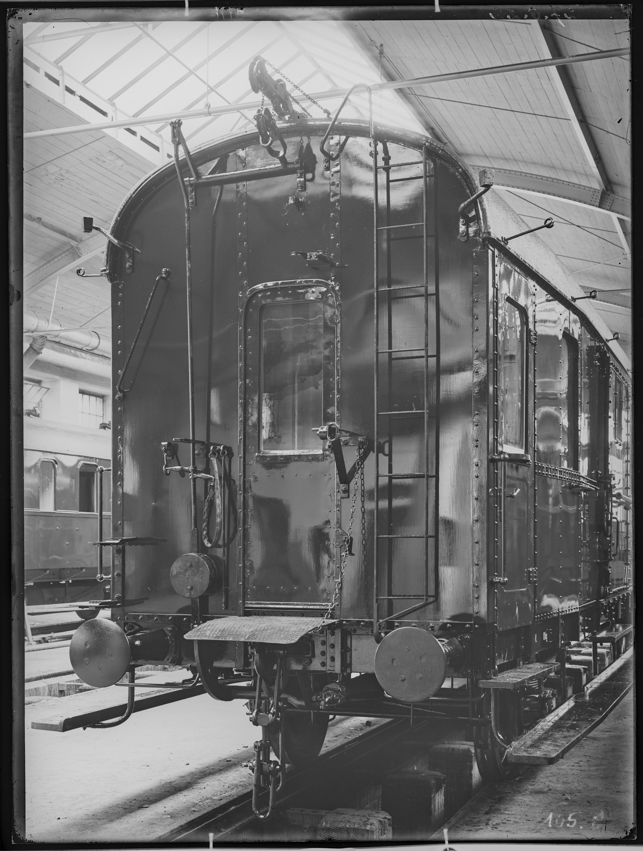 Fotografie: Personenzugwagen (Stirnansicht), 1922. (Verkehrsmuseum Dresden CC BY-NC-SA)