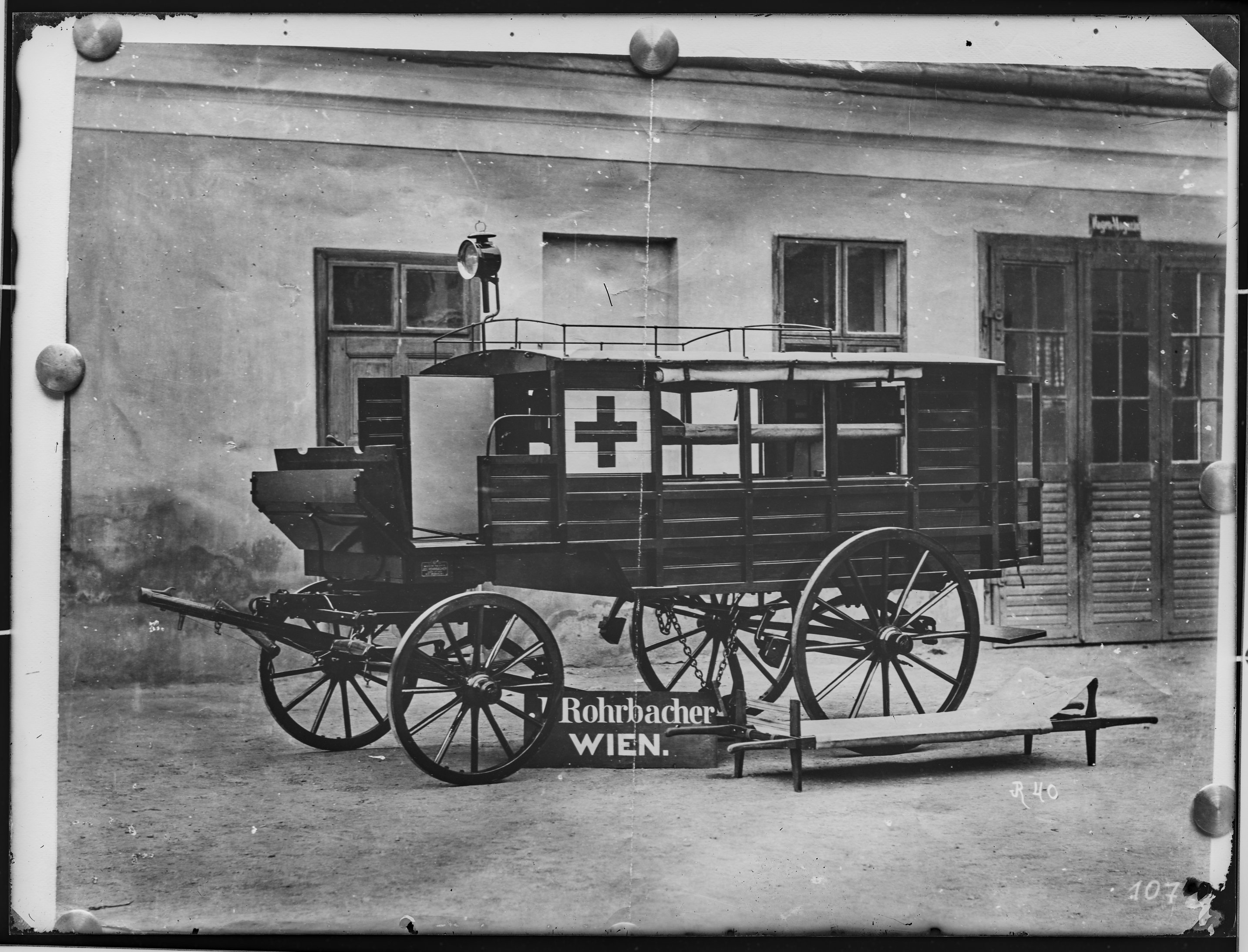 Fotografie: Reproduktion eines vierrädrigen Gespann-Krankentransportwagens der J. Rohrbacher k.u.k. Hof-Wagen-Fabrik Wien und einer Krankentrage (Läng (Verkehrsmuseum Dresden CC BY-NC-SA)