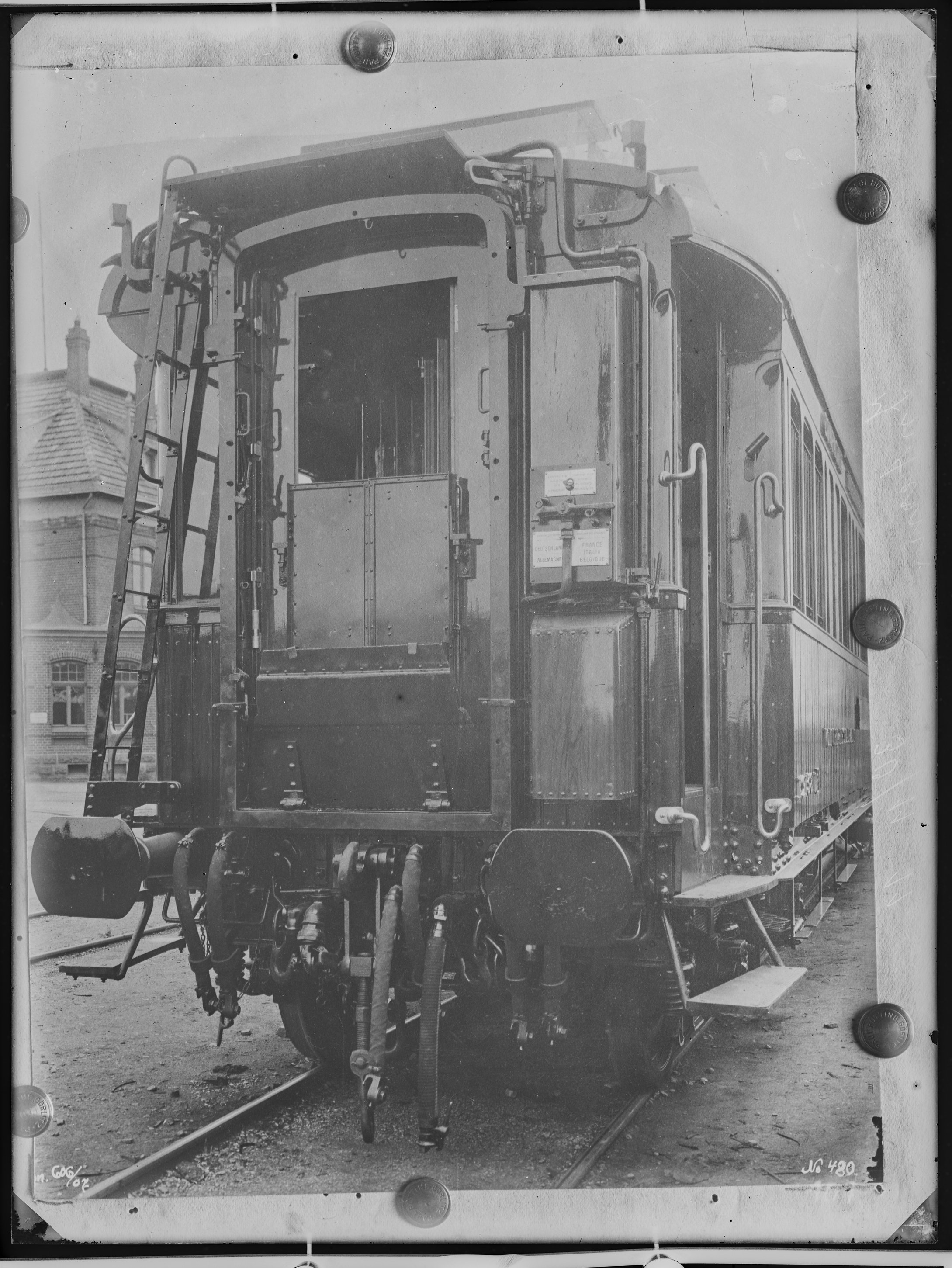 Fotografie: Personenwagen für internationalen Personenzug (Stirnansicht), 1911. (Verkehrsmuseum Dresden CC BY-NC-SA)