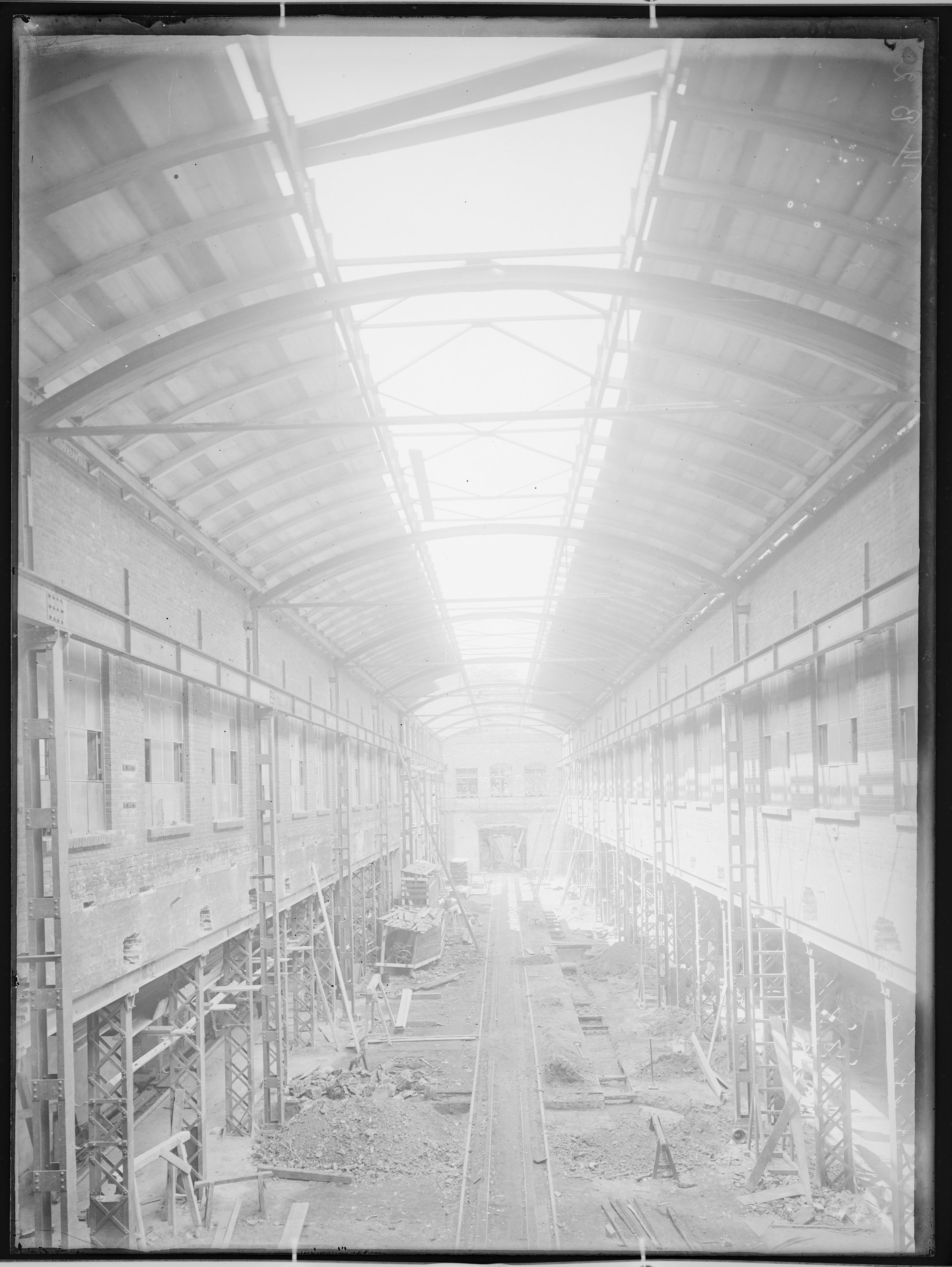 Fotografie: AG für Fabrikation von Eisenbahn-Material zu Görlitz (Innenansicht), Werkhalle im Bau, um 1905? (Verkehrsmuseum Dresden CC BY-NC-SA)