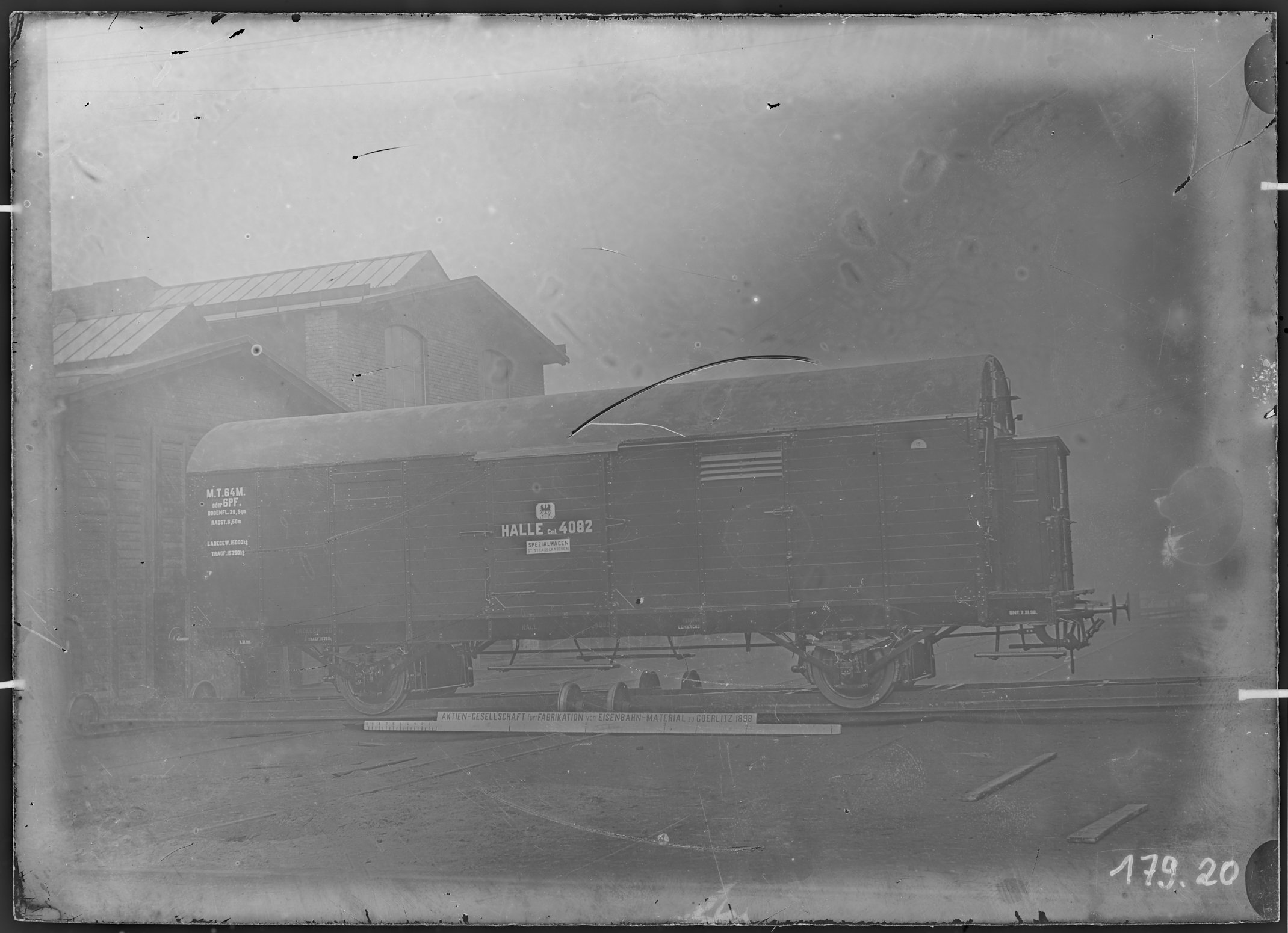 Fotografie: zweiachsiger gedeckter Güterwagen, Gattung Gml (Längsansicht), 1898. Königlich Preußische Staatseisenbahnen (K.P.St.E.)? (Verkehrsmuseum Dresden CC BY-NC-SA)