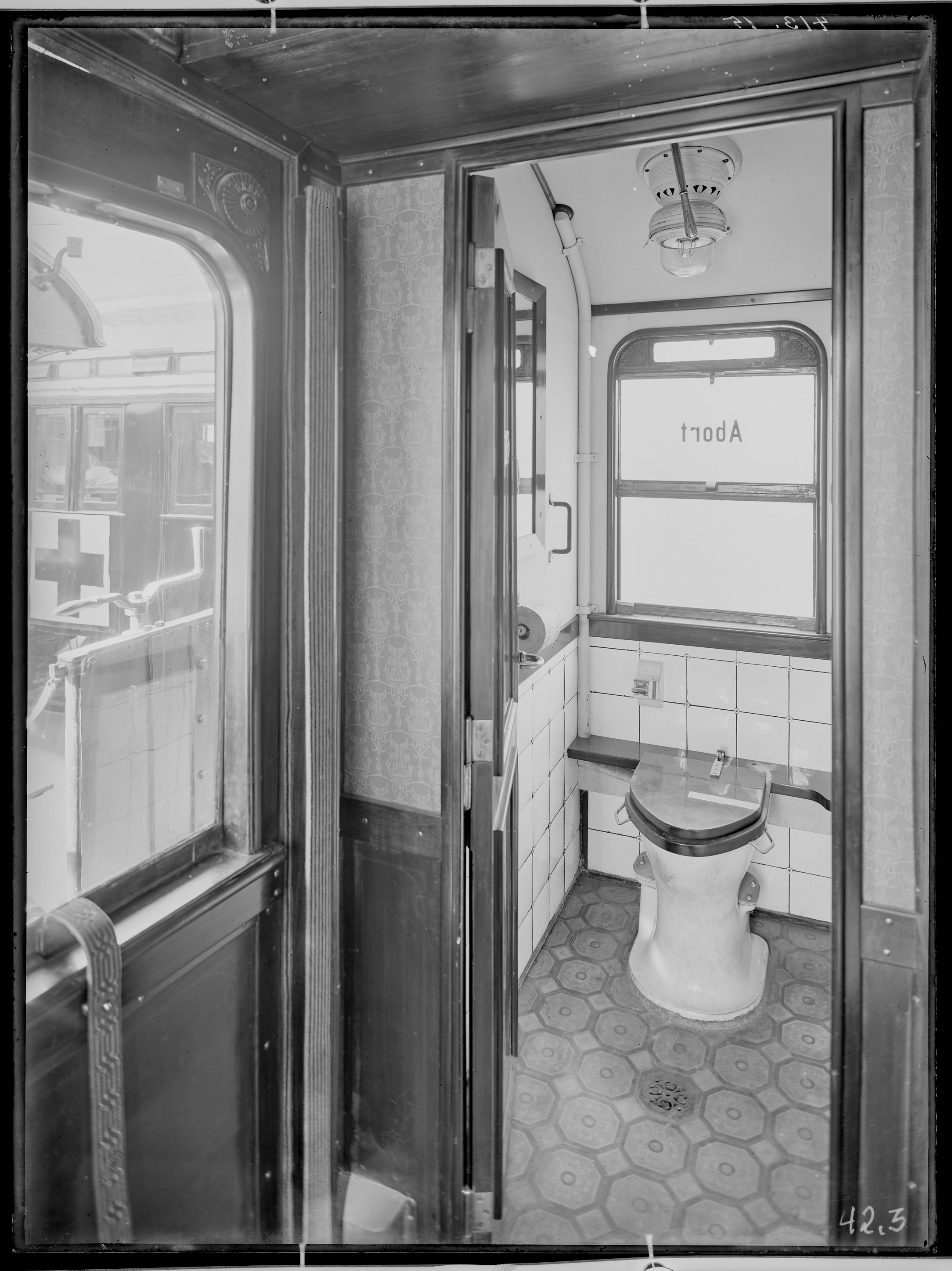 Fotografie: Vereinslazarettzug "J2 Görlitz Preußische Oberlausitz" (Innenansicht), vermutlich dreiachsiger Arztwagen, Toilettenraum, 1915. (Verkehrsmuseum Dresden CC BY-NC-SA)