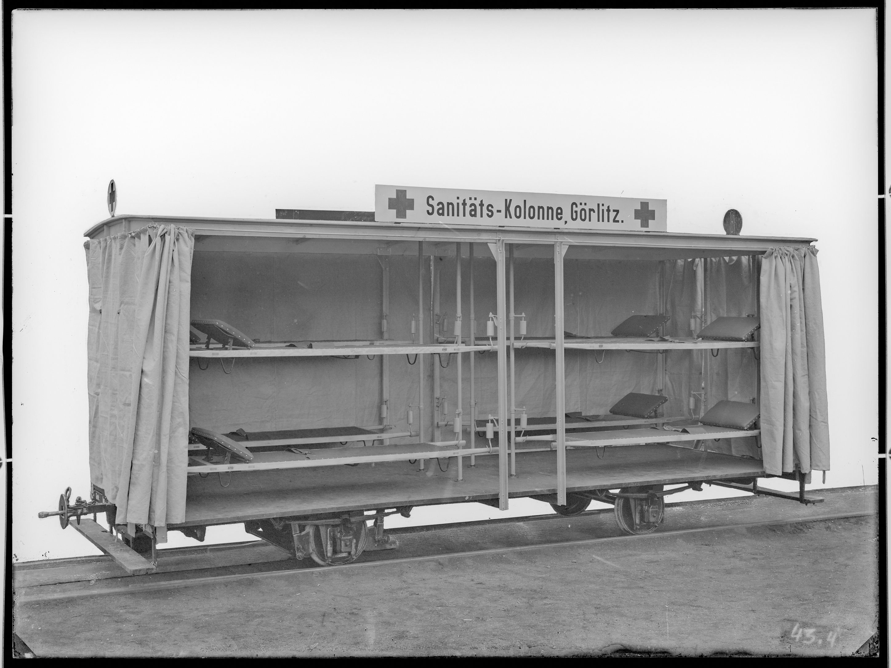 Fotografie: zweiachsiger Transportwagen der Sanitätskolonne Görlitz des Reservelazaretts Furnierhalle in Werk I (Längsansicht), acht Krankentragen, 19 (Verkehrsmuseum Dresden CC BY-NC-SA)