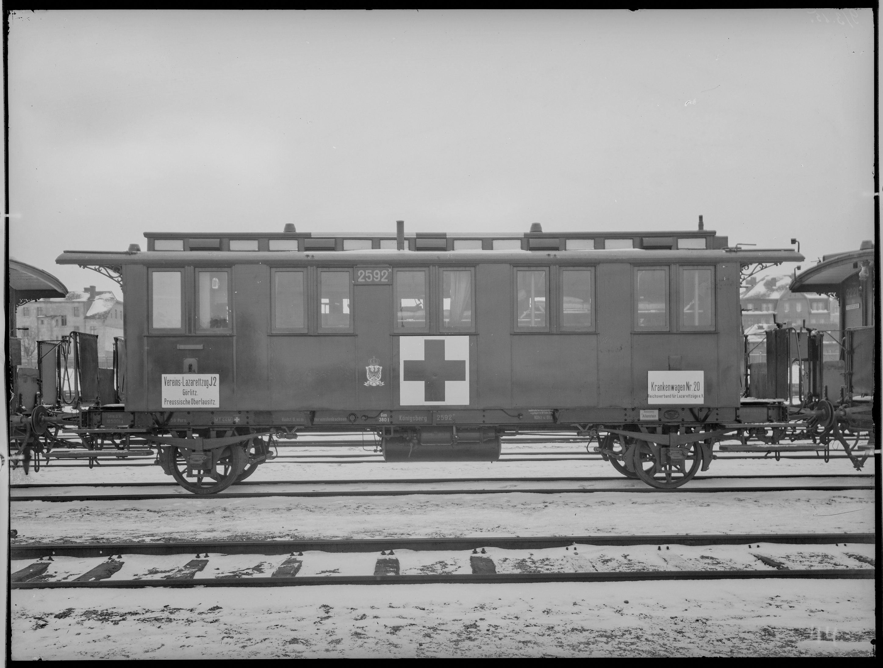Fotografie: Vereinslazarettzug "J2 Görlitz Preußische Oberlausitz" (Längsansicht), zweiachsiger Krankenwagen Nr. 20, 1915. (Verkehrsmuseum Dresden CC BY-NC-SA)