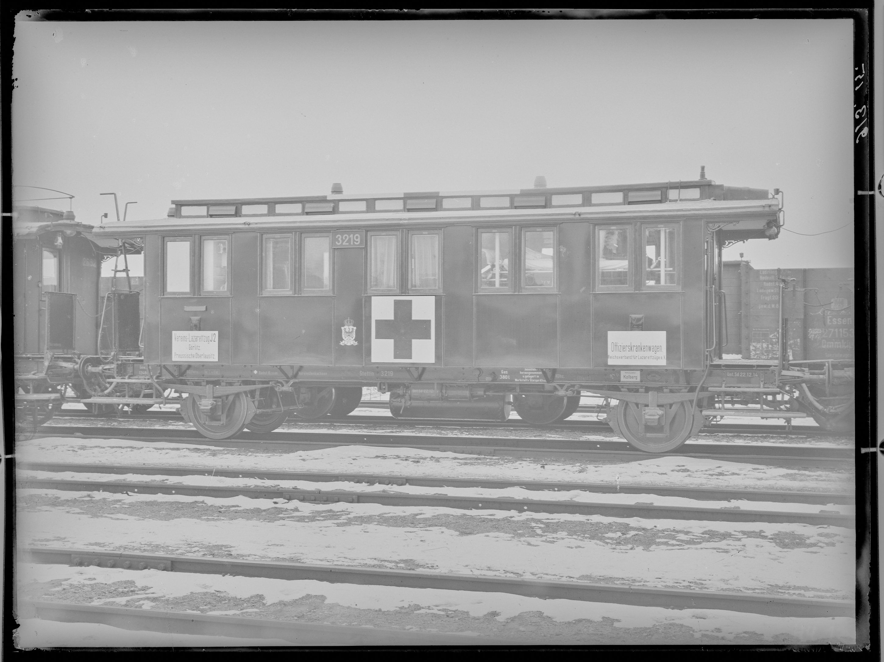 Fotografie: Vereinslazarettzug "J2 Görlitz Preußische Oberlausitz" (Innenansicht), zweiachsiger Offizierskrankenwagen, 1915. (Verkehrsmuseum Dresden CC BY-NC-SA)