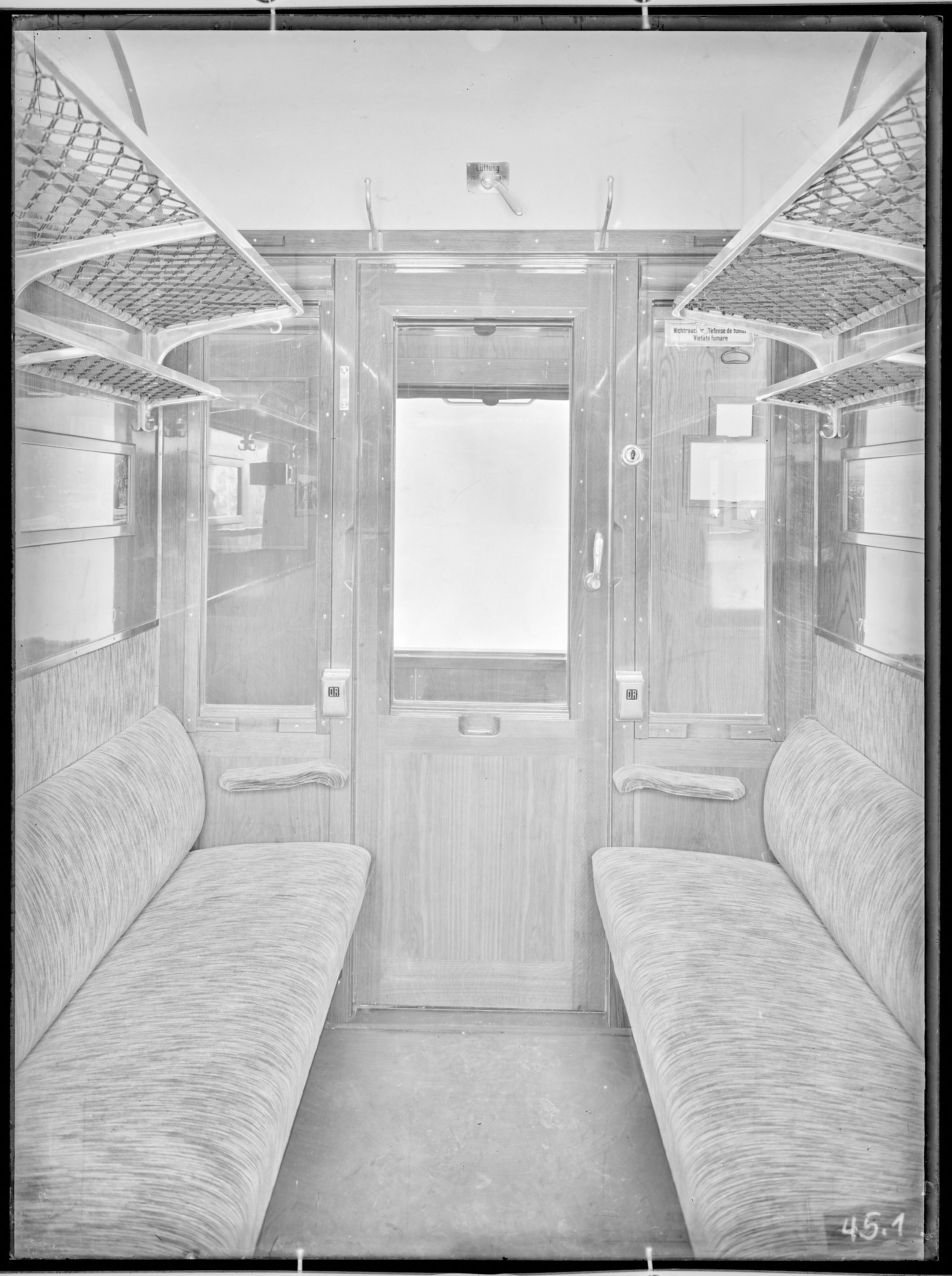 Fotografie: Abteil zweiter Klasse (Innenansicht), Blick zur Tür zum Seitengang, um 1930? (Verkehrsmuseum Dresden CC BY-NC-SA)