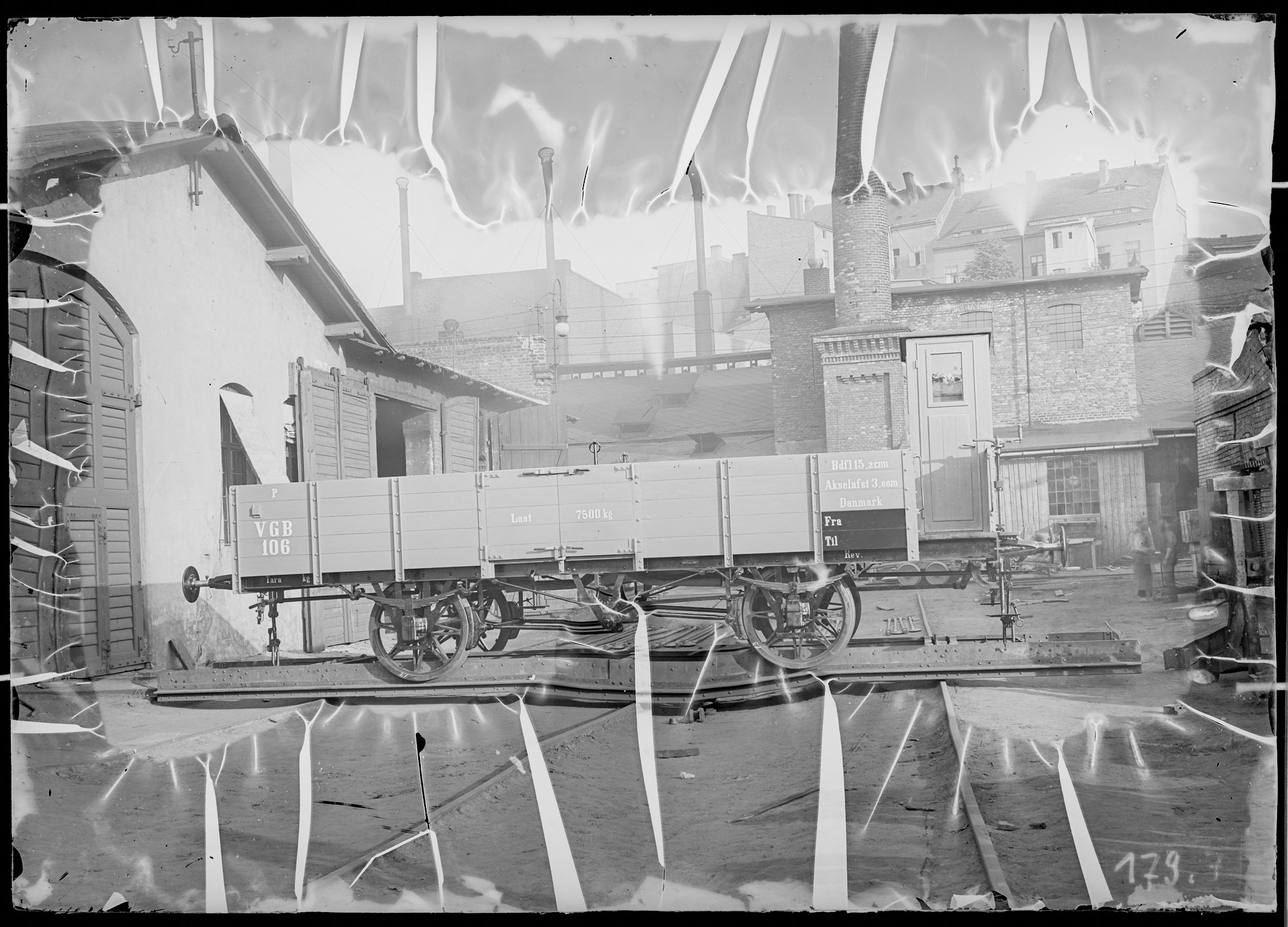 Fotografie: zweiachsiger offener Güterwagen (Längsansicht, Spurweite: 1435 mm), 1895. Vejle-Give Eisenbahngesellschaft (Vejle-Give Jernbaneselskab - V (Verkehrsmuseum Dresden CC BY-NC-SA)