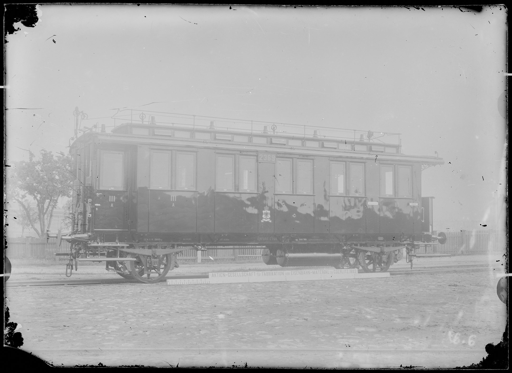 Fotografie: zweiachsiger Durchgangswagen dritter Klasse, Gattung Ci (Schrägansicht), 1893. Königlich Preußische Eisenbahn-Verwaltung (K.P.E.V.)? (Verkehrsmuseum Dresden CC BY-NC-SA)
